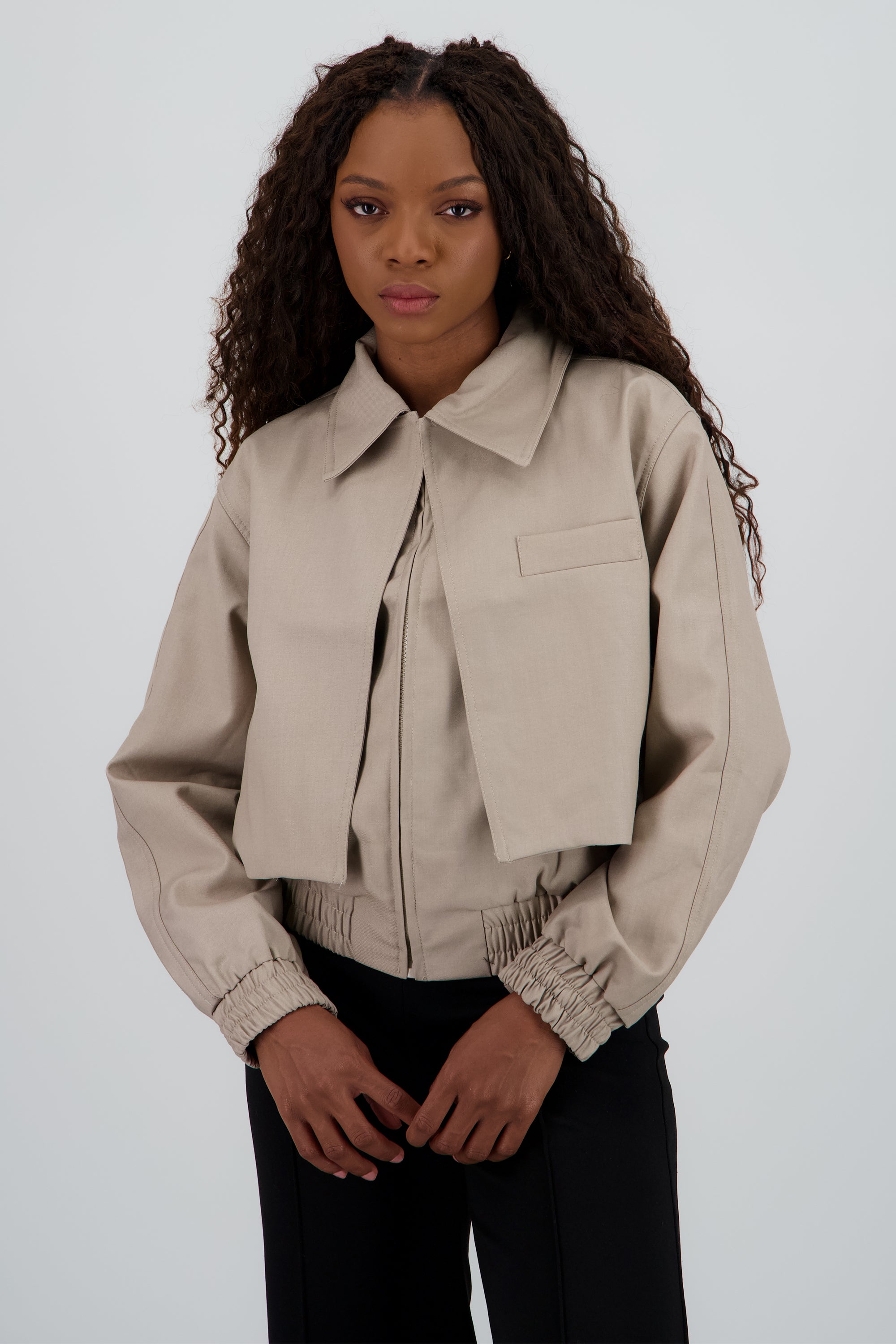 Chamarra lisa detalle cuello BEIGE