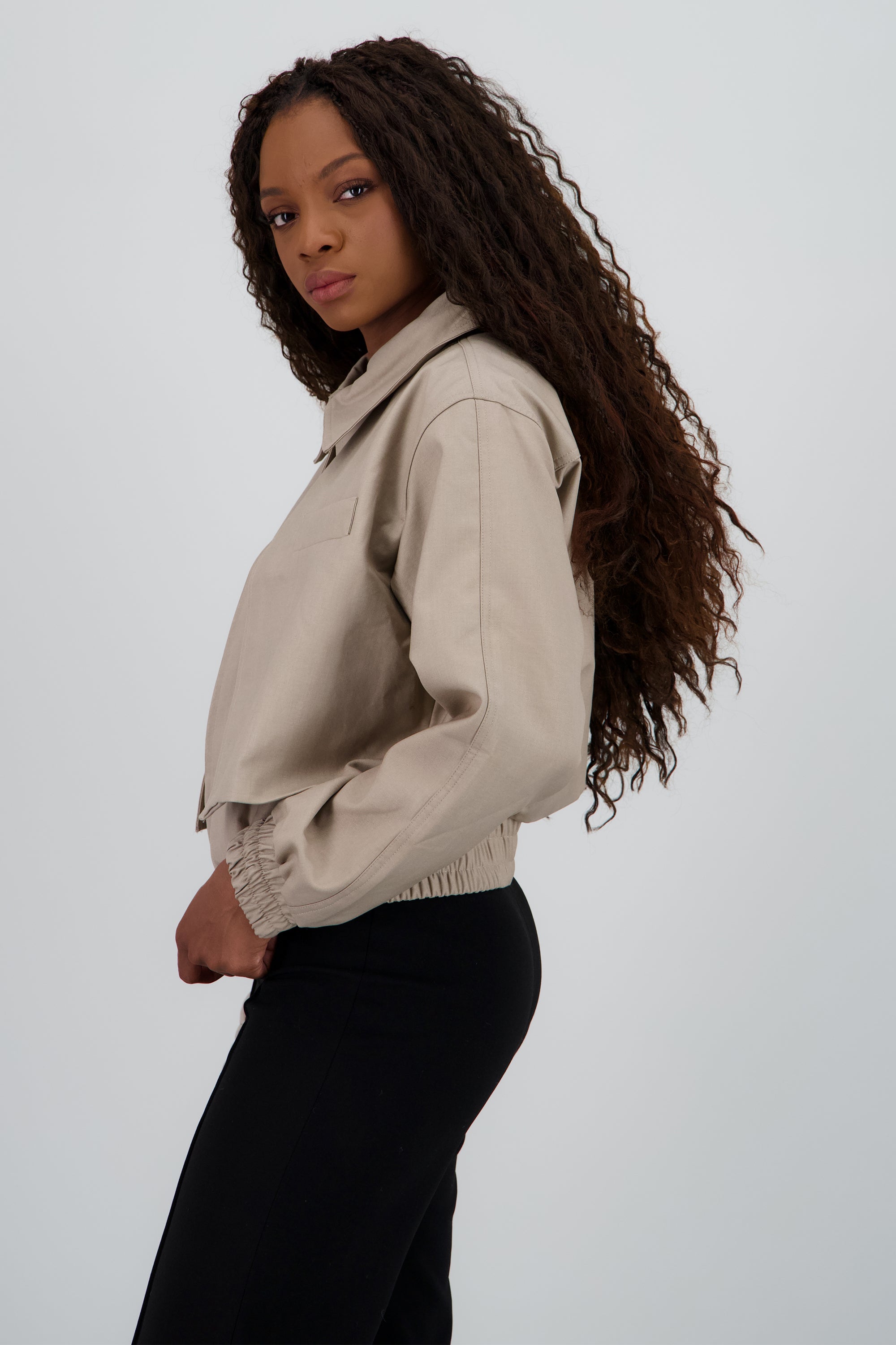 Chamarra lisa detalle cuello BEIGE