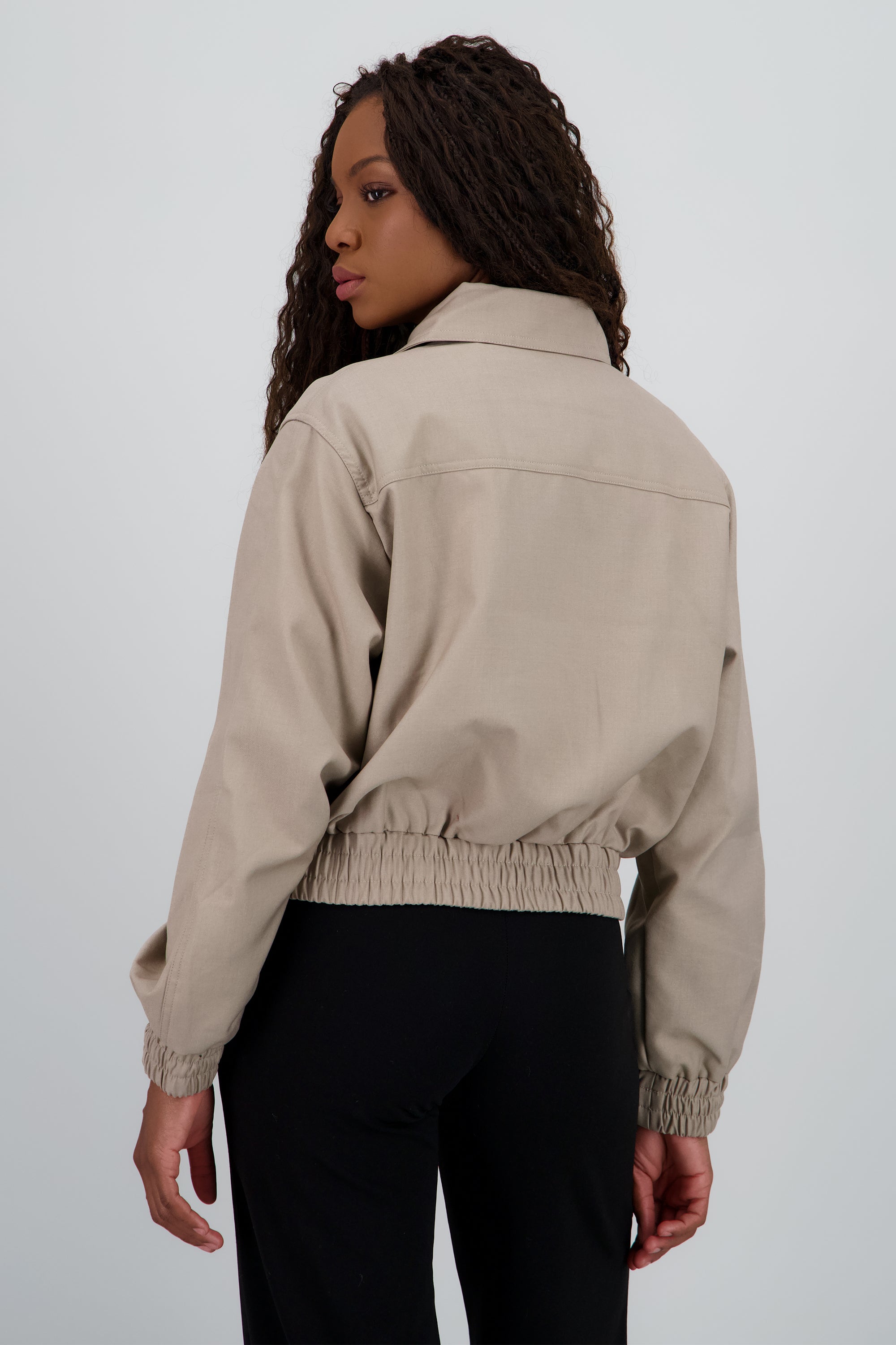 Chamarra lisa detalle cuello BEIGE