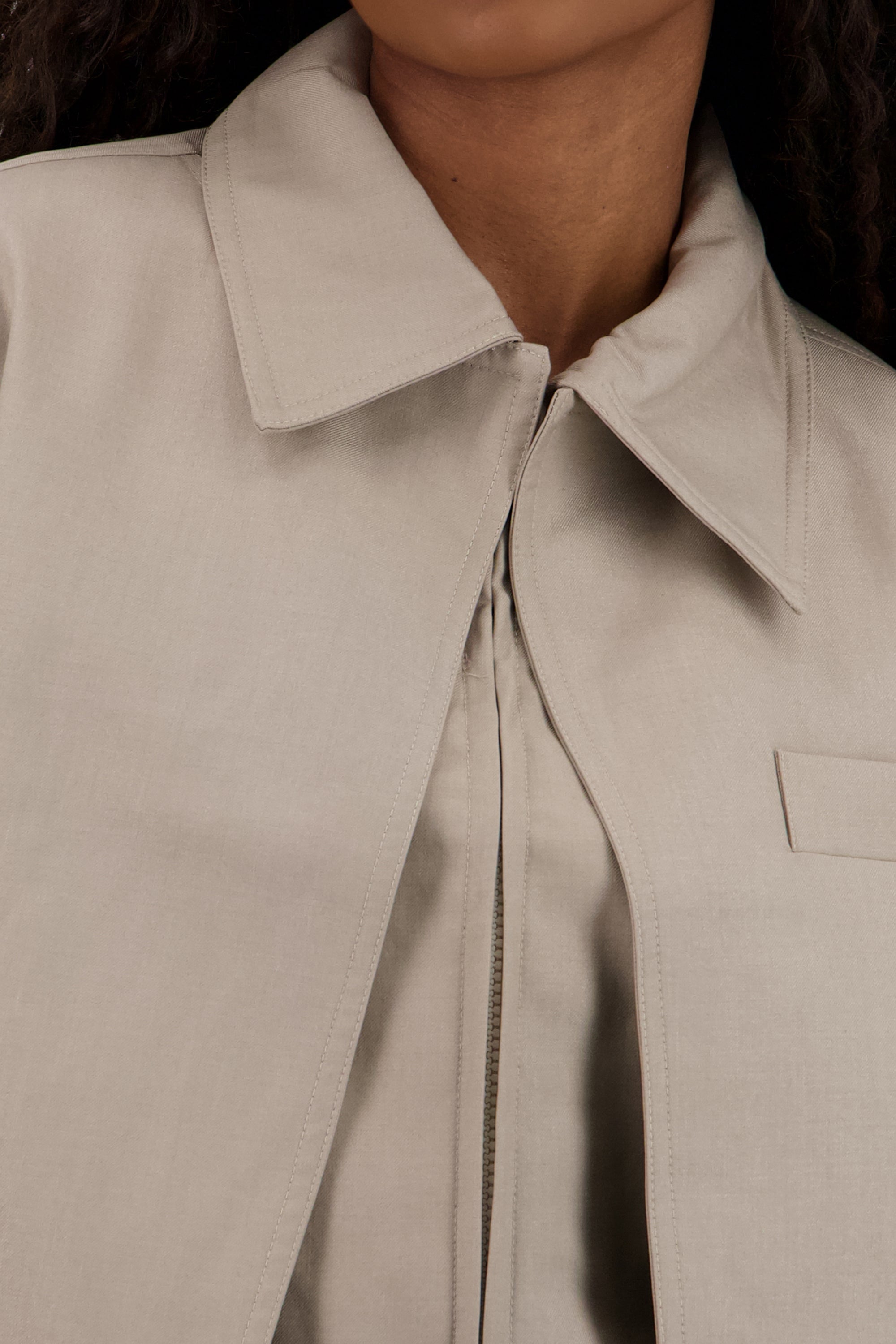 Chamarra lisa detalle cuello BEIGE