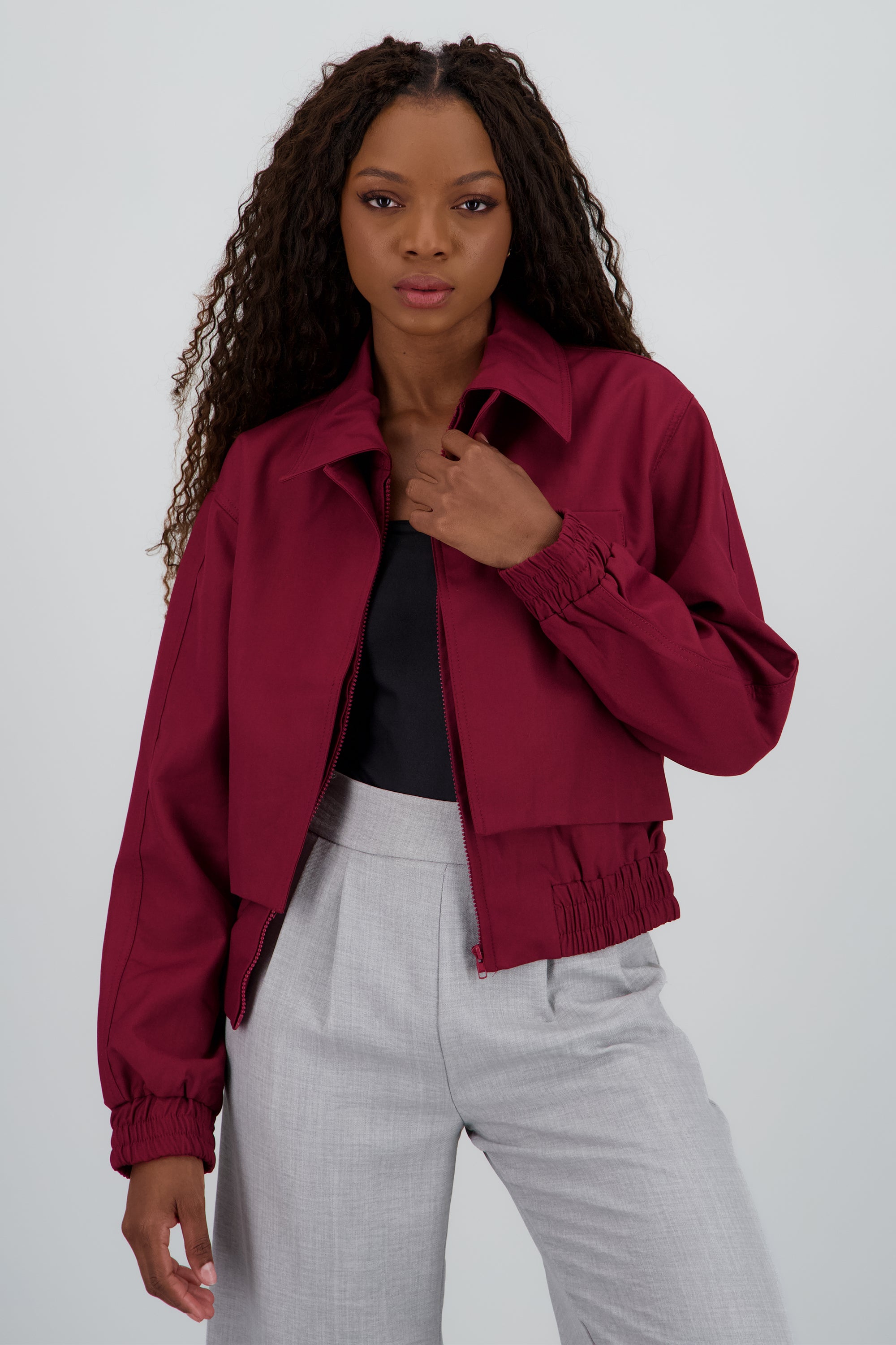 Chamarra lisa detalle cuello CIRUELA