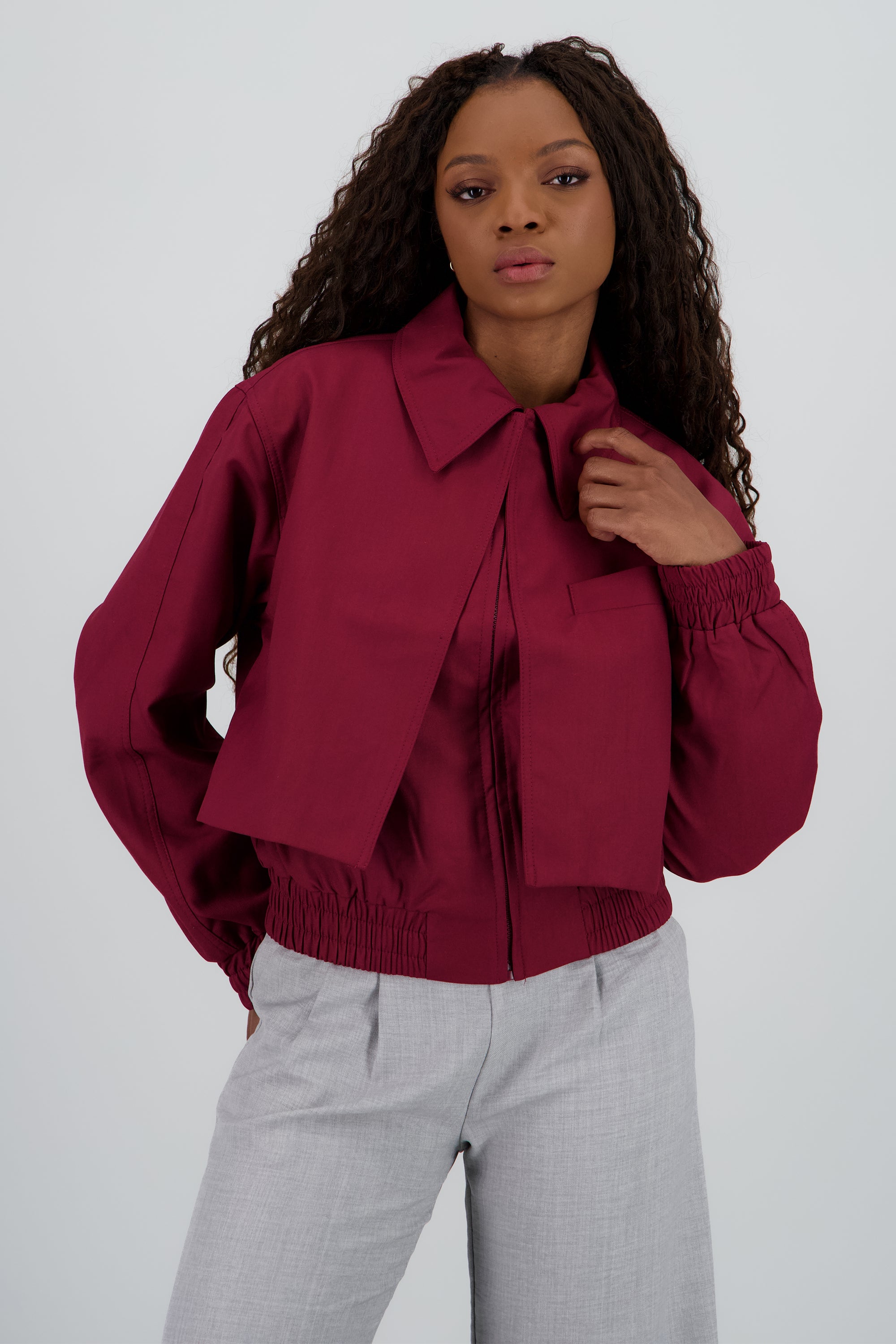 Chamarra lisa detalle cuello CIRUELA