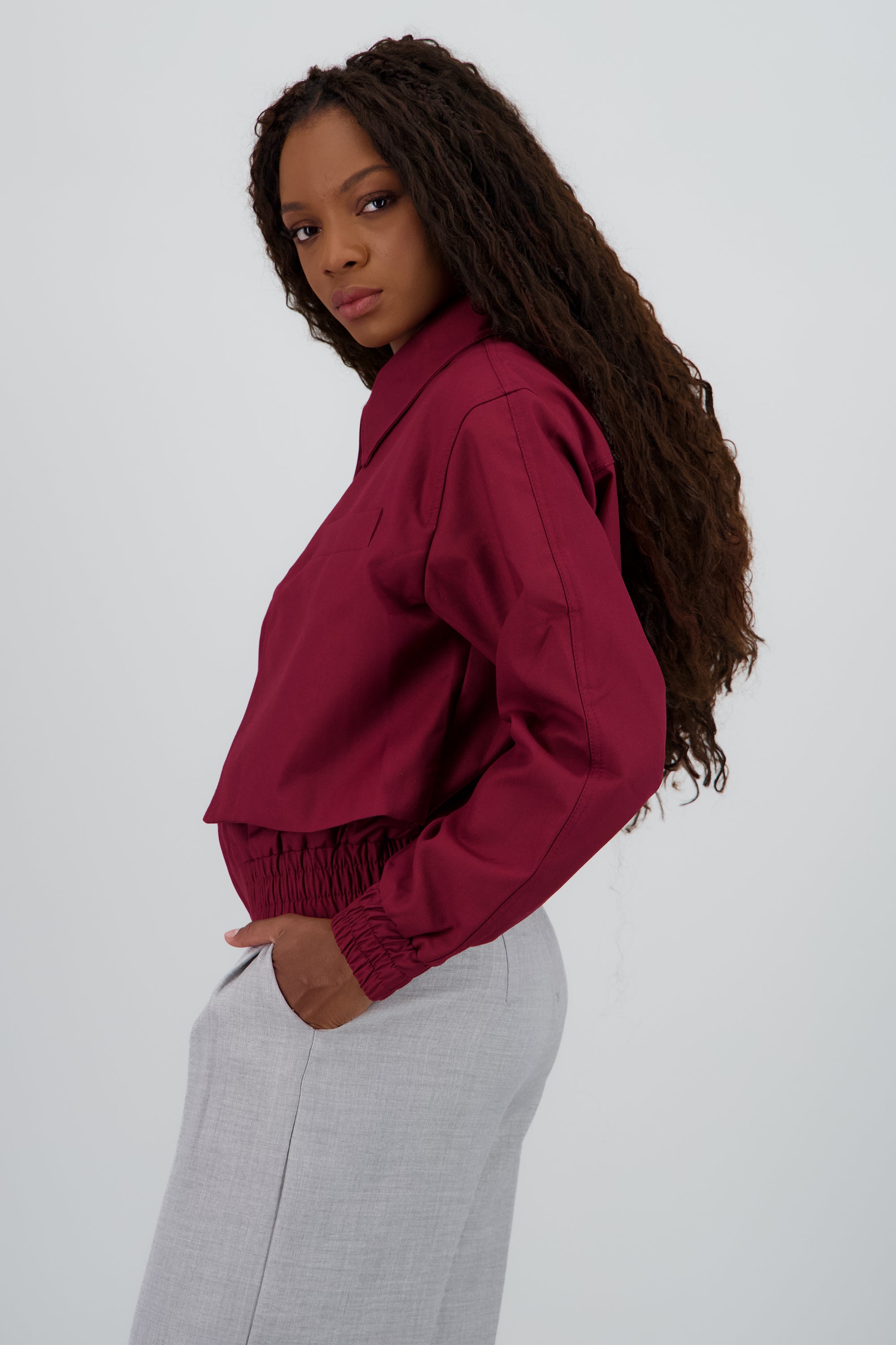 Chamarra lisa detalle cuello CIRUELA