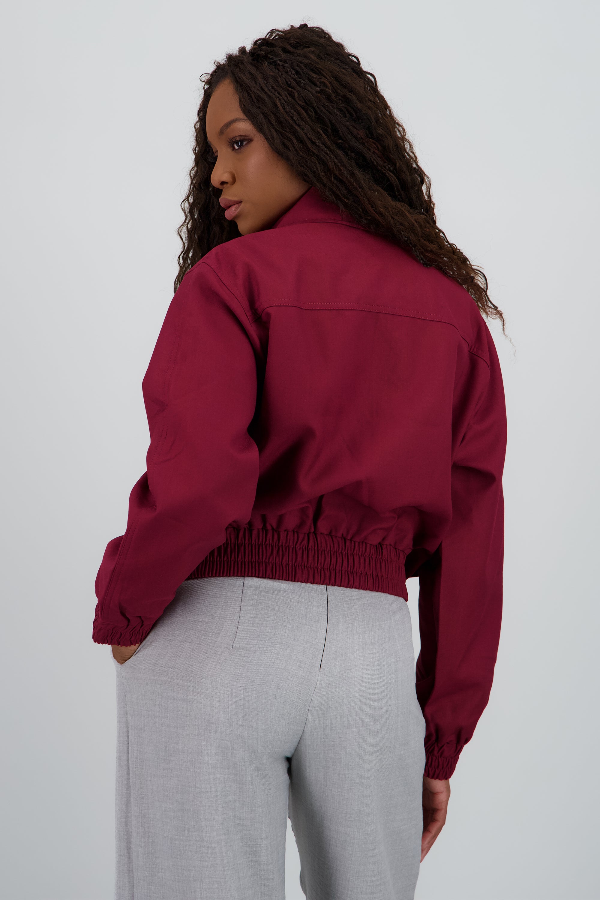 Chamarra lisa detalle cuello CIRUELA