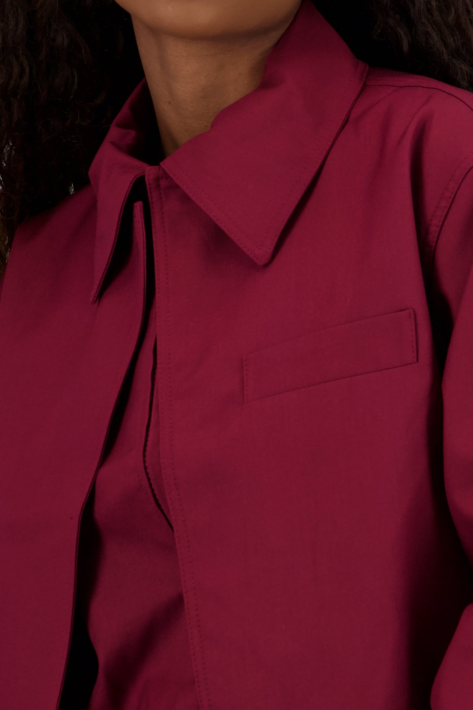 Chamarra lisa detalle cuello CIRUELA