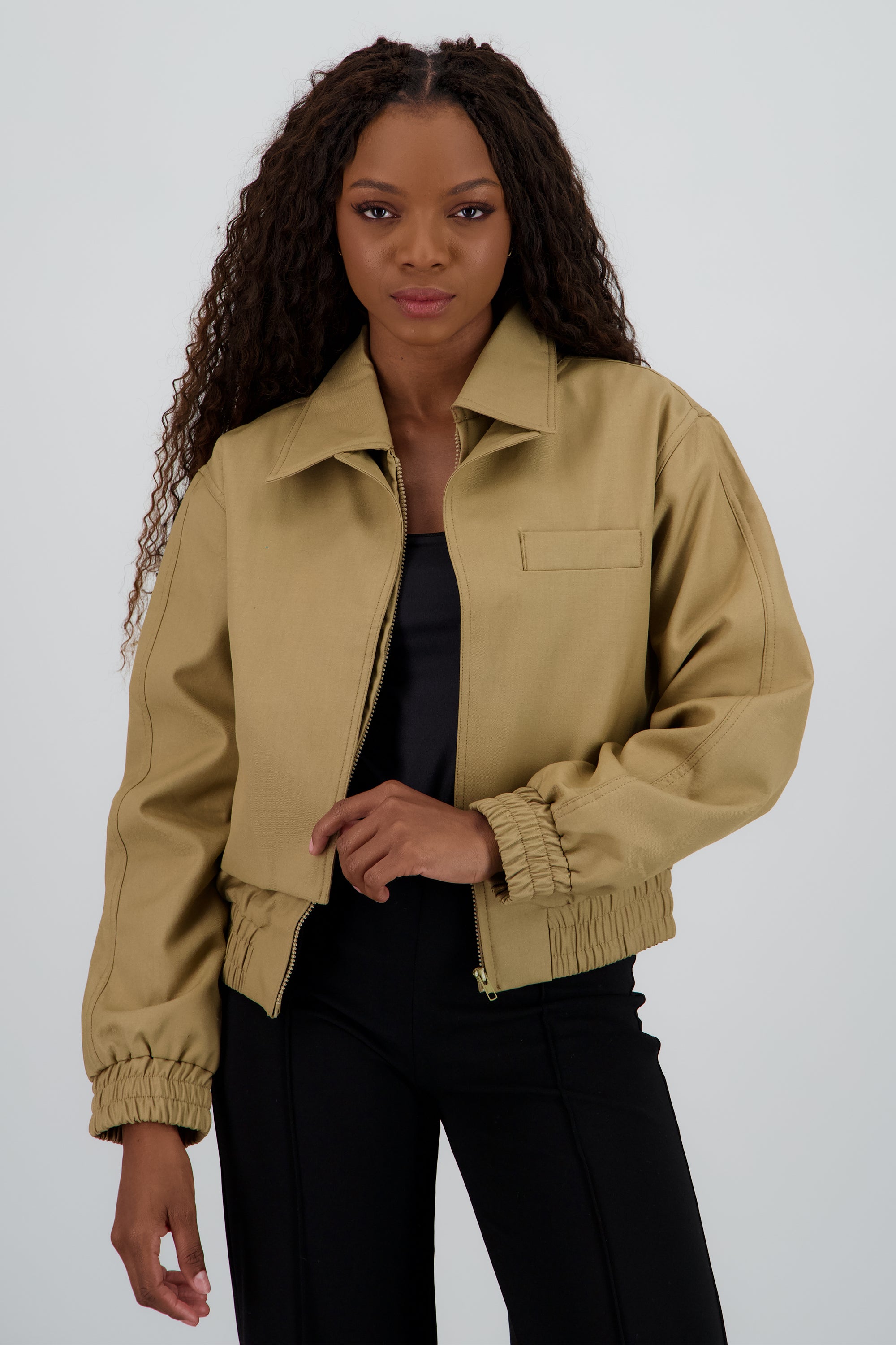 Chamarra lisa detalle cuello KHAKI