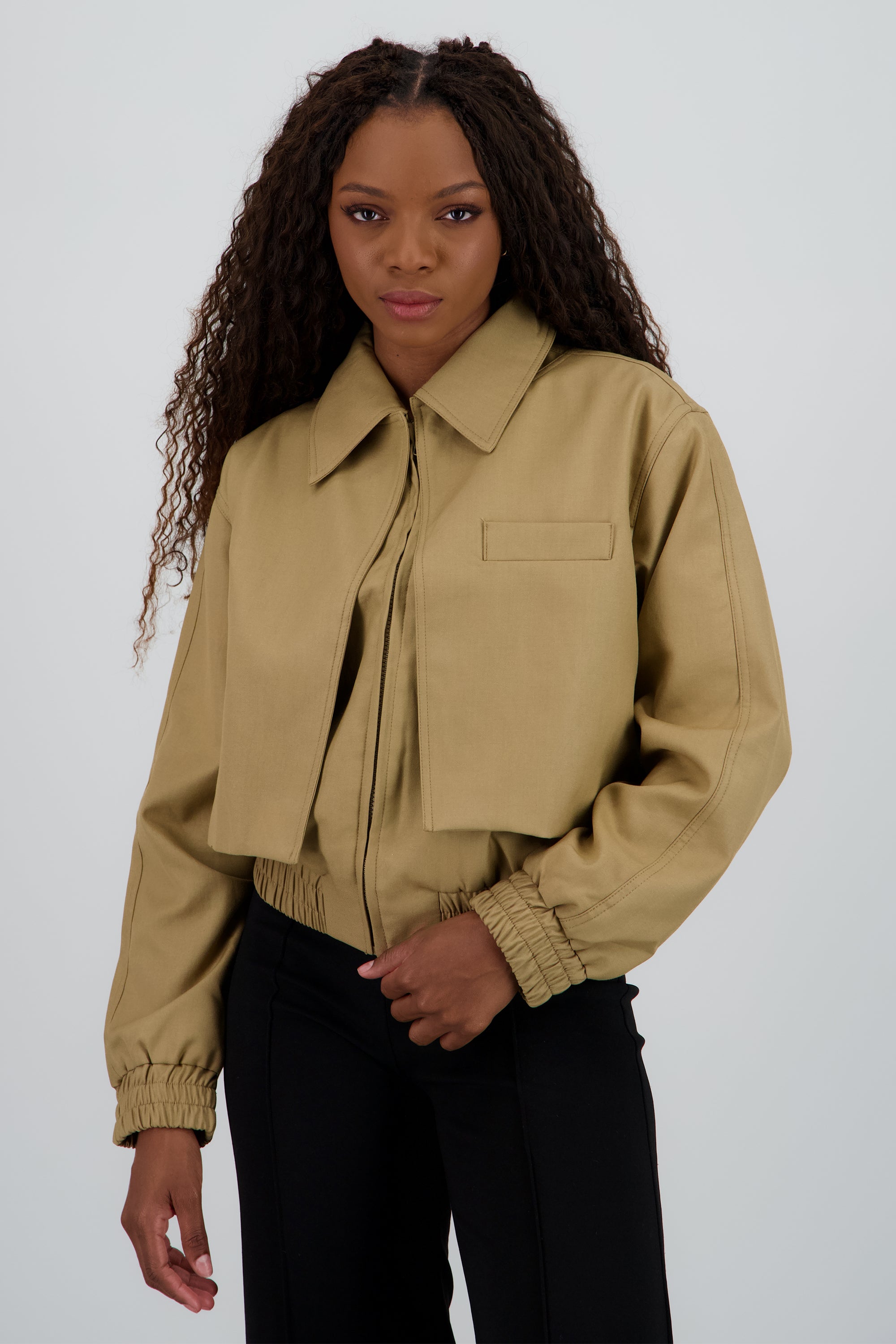 Chamarra lisa detalle cuello KHAKI