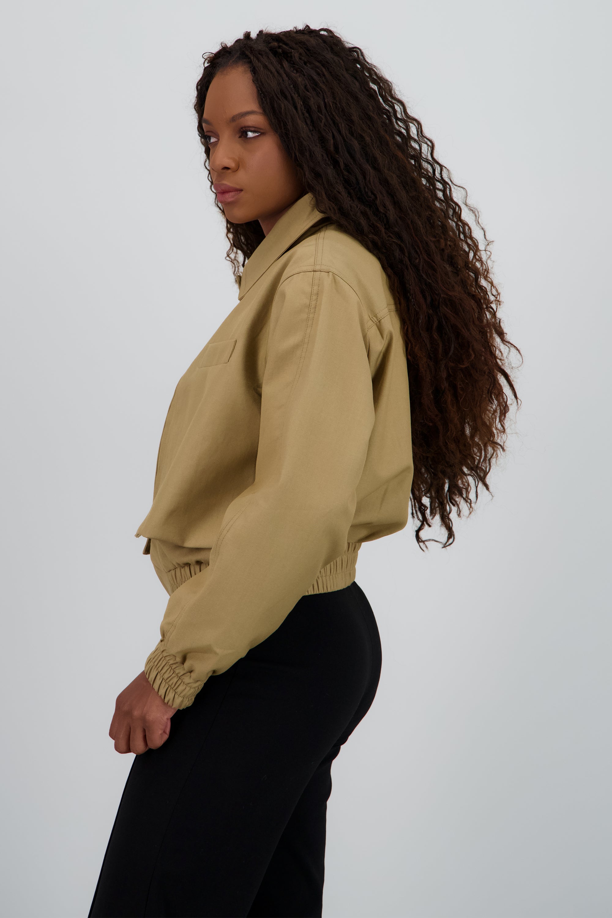 Chamarra lisa detalle cuello KHAKI