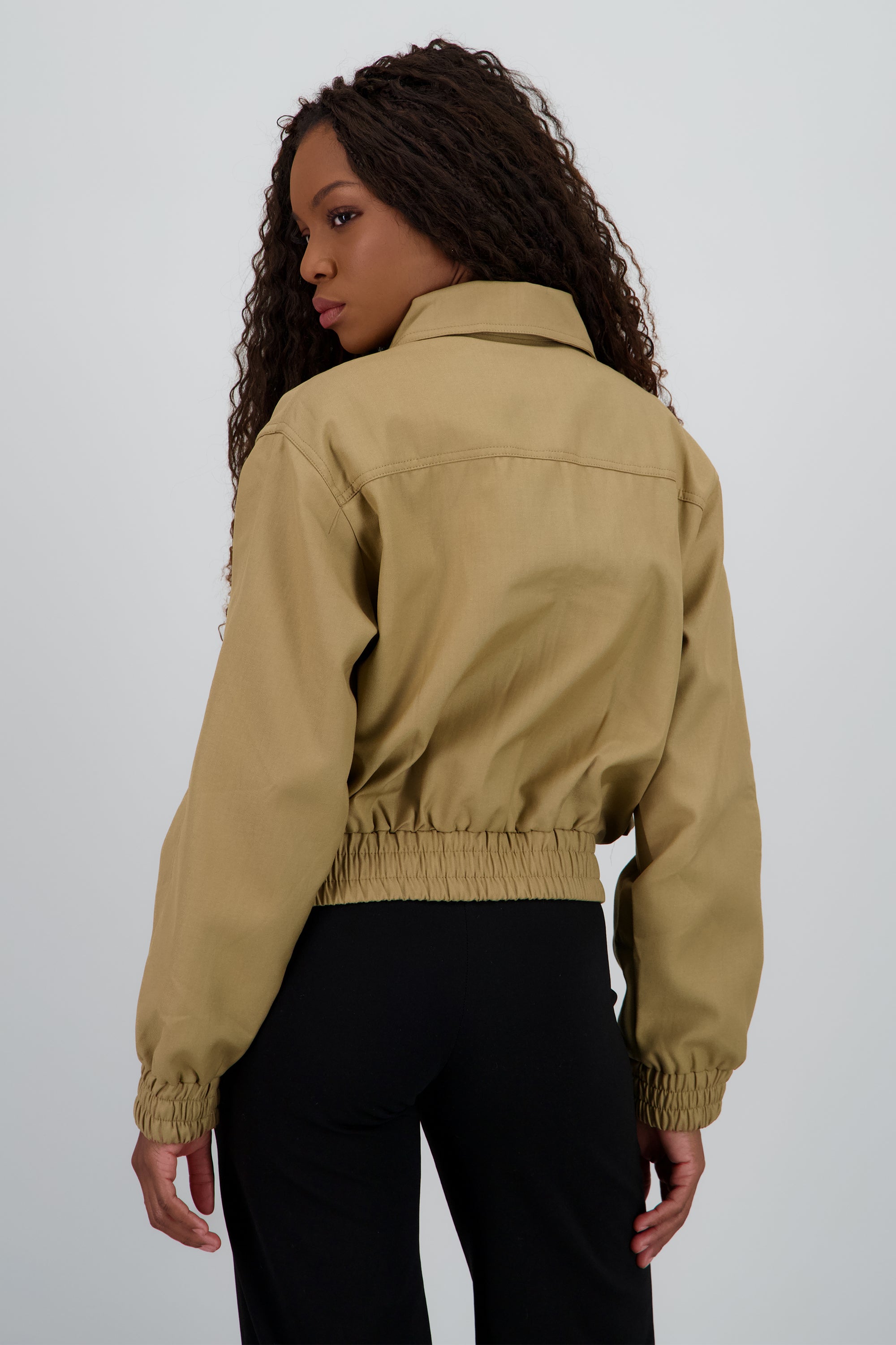 Chamarra lisa detalle cuello KHAKI