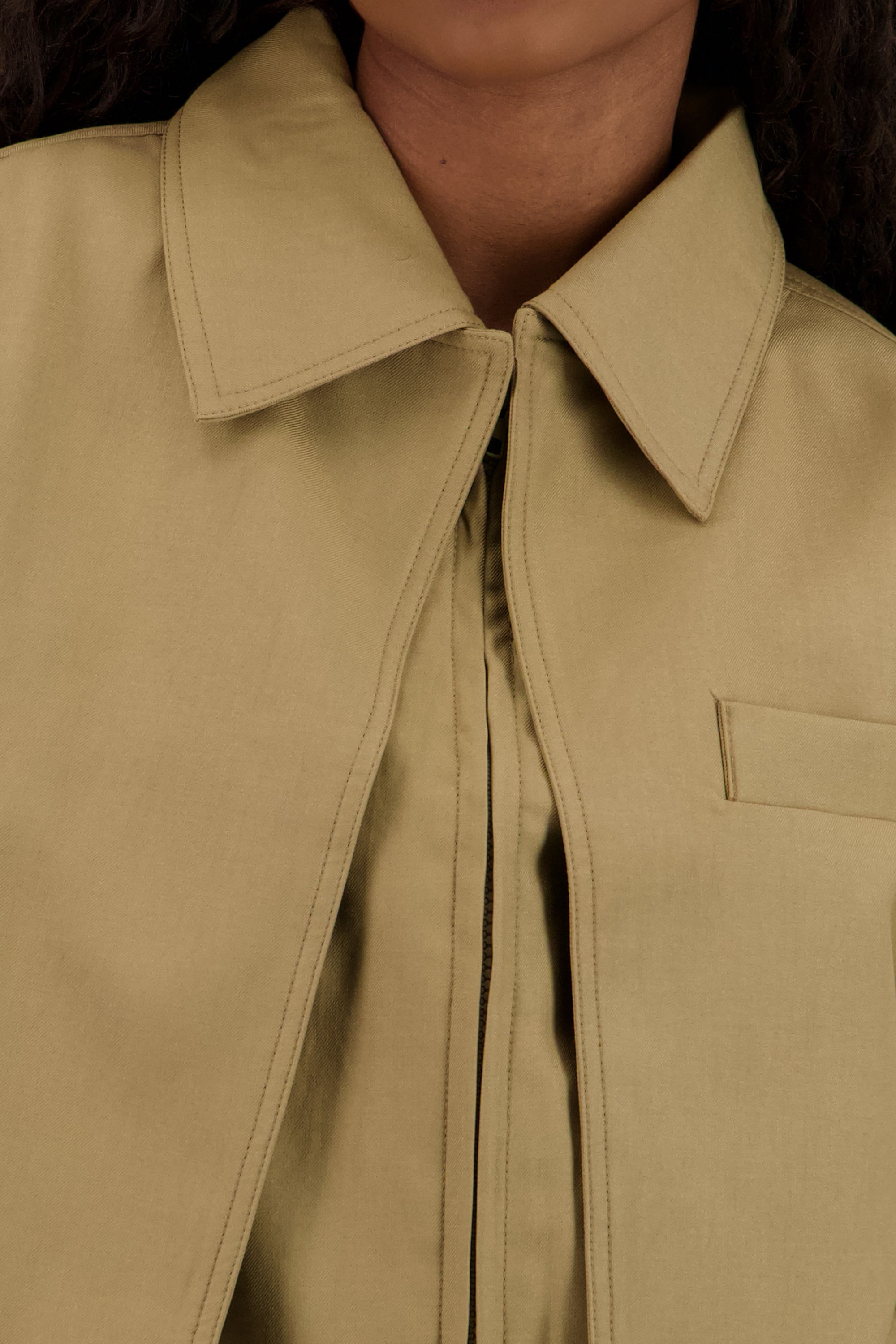 Chamarra lisa detalle cuello KHAKI