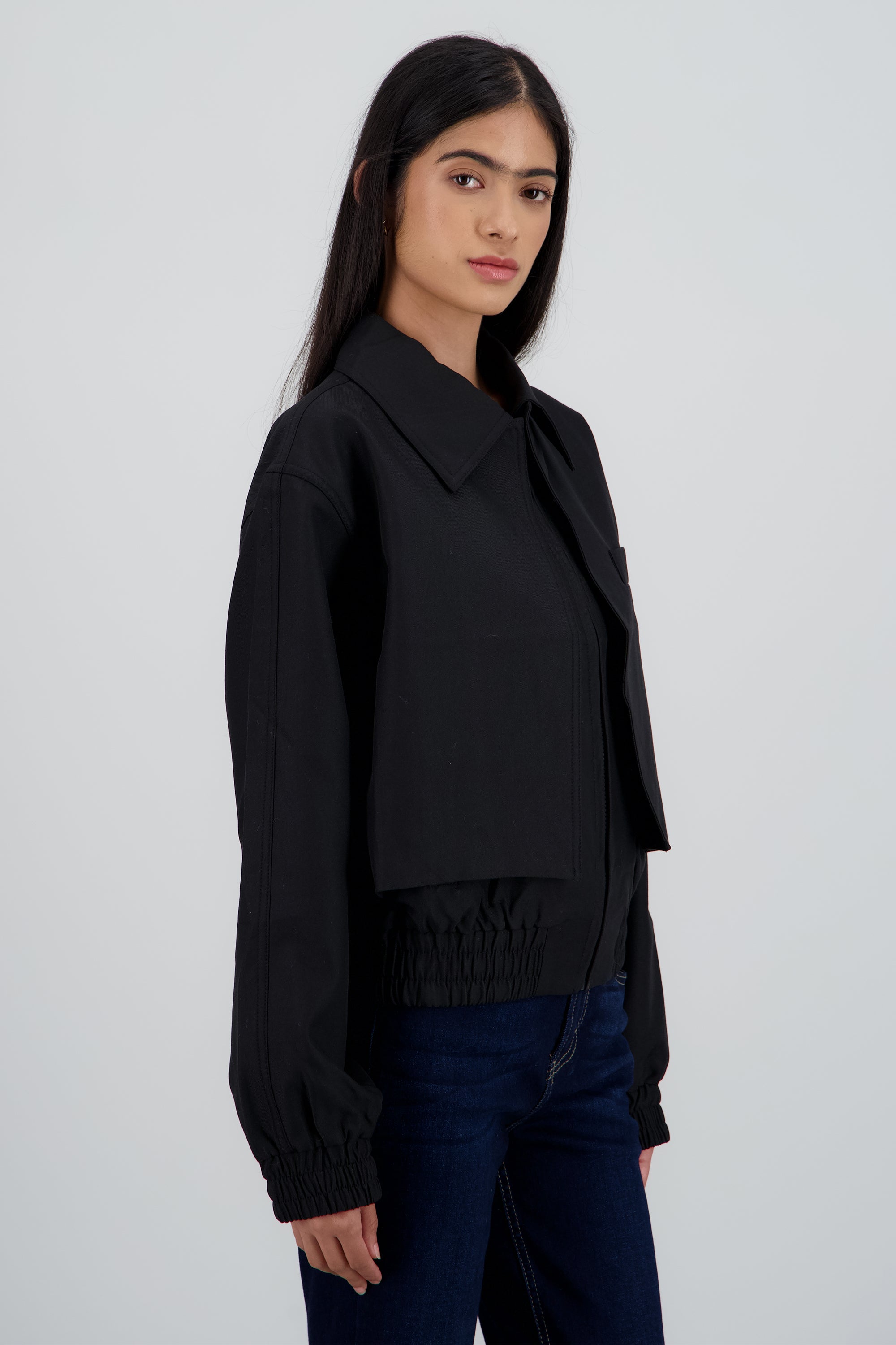 Chamarra lisa detalle cuello NEGRO