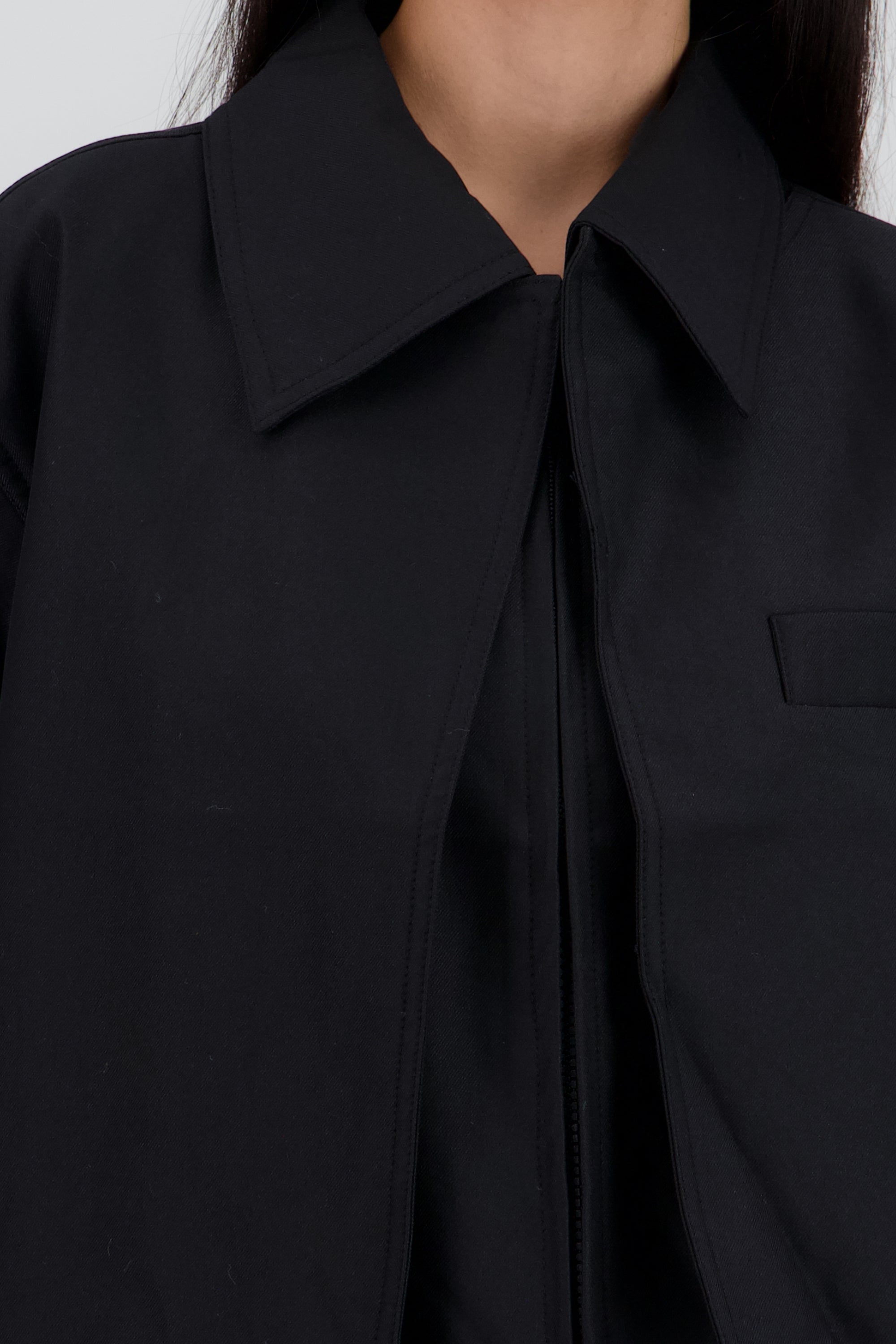 Chamarra lisa detalle cuello NEGRO