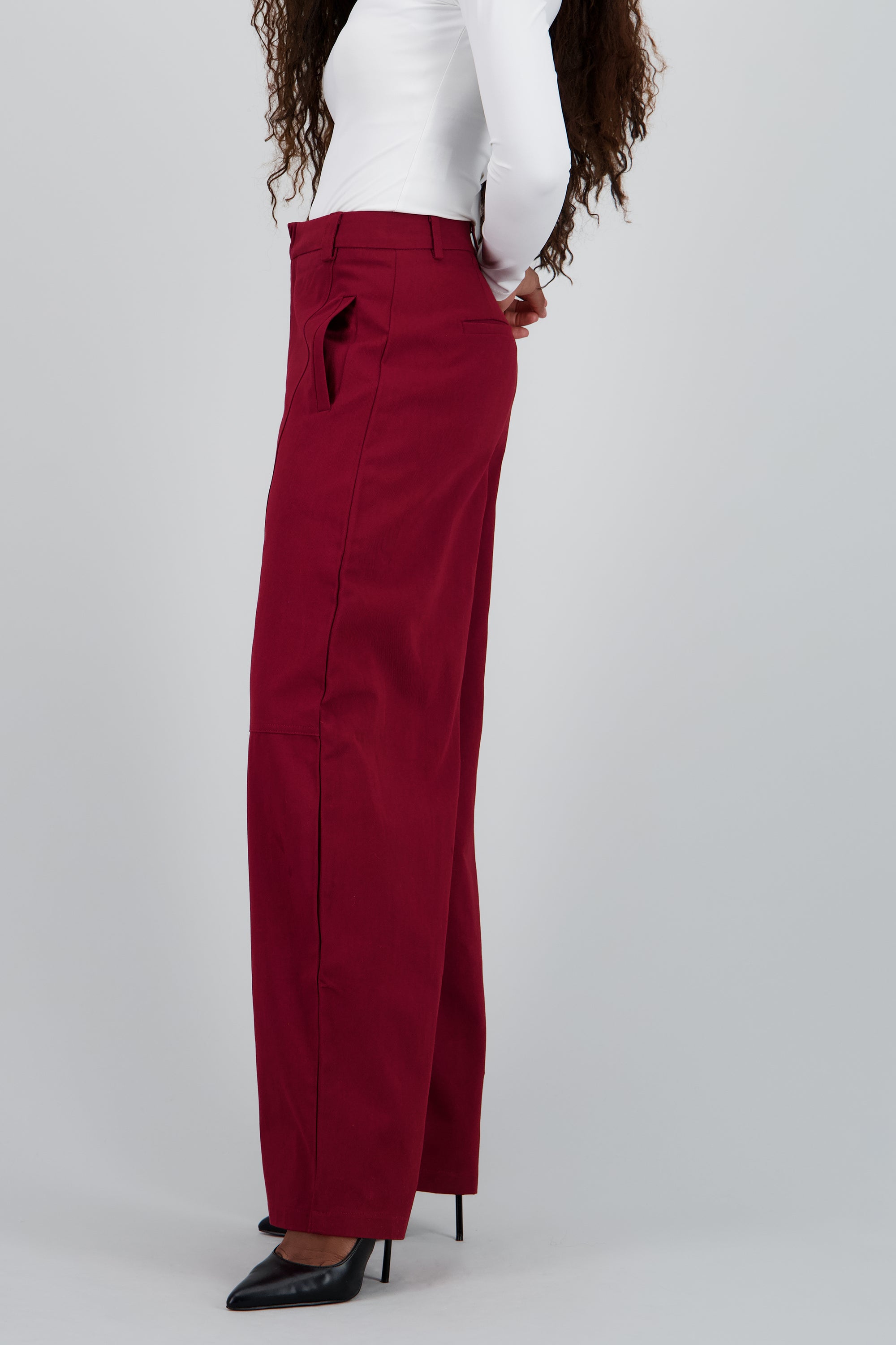Pantalon amplio detalle pinza CIRUELA