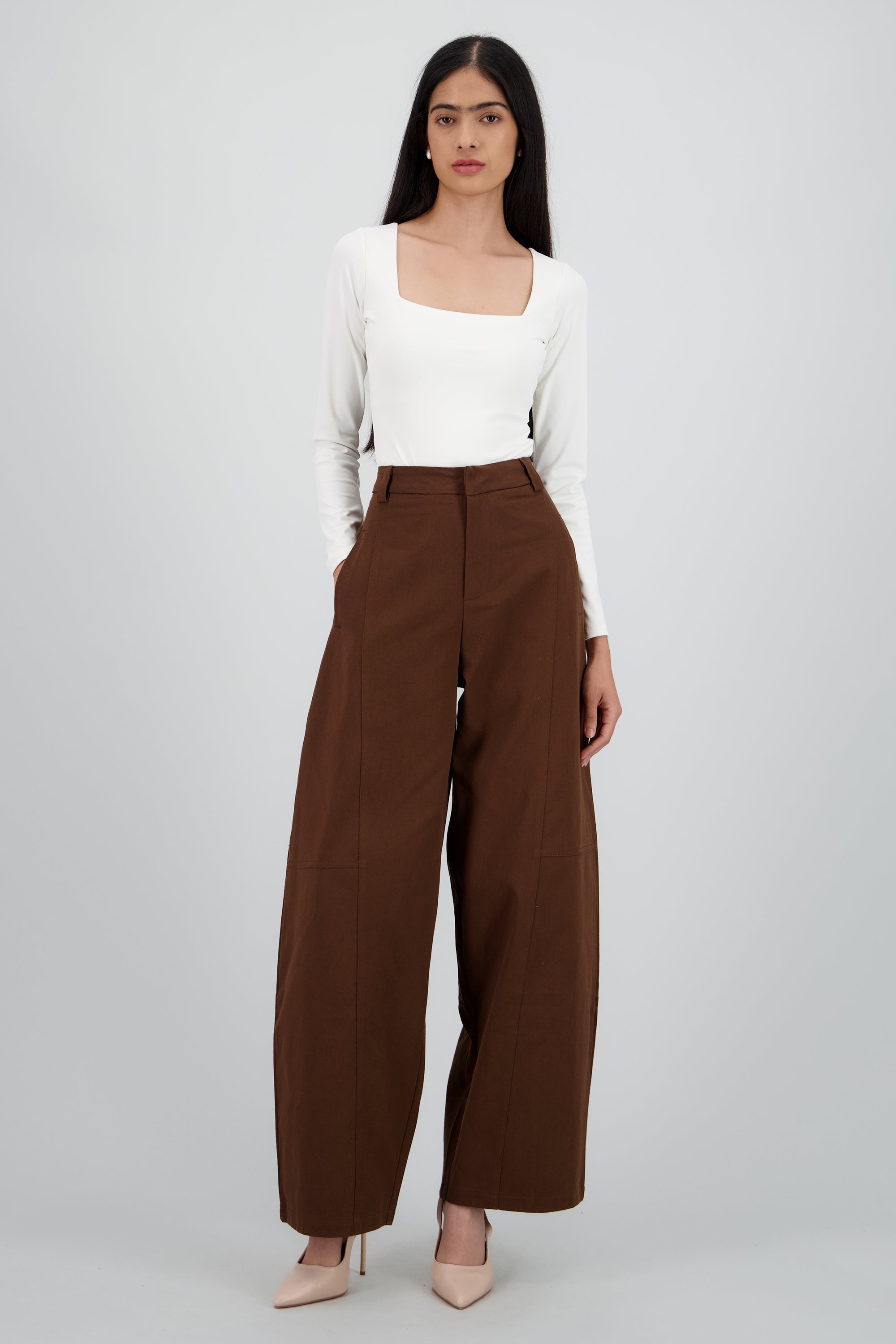 Pantalon amplio detalle pinza CHOCOLATE