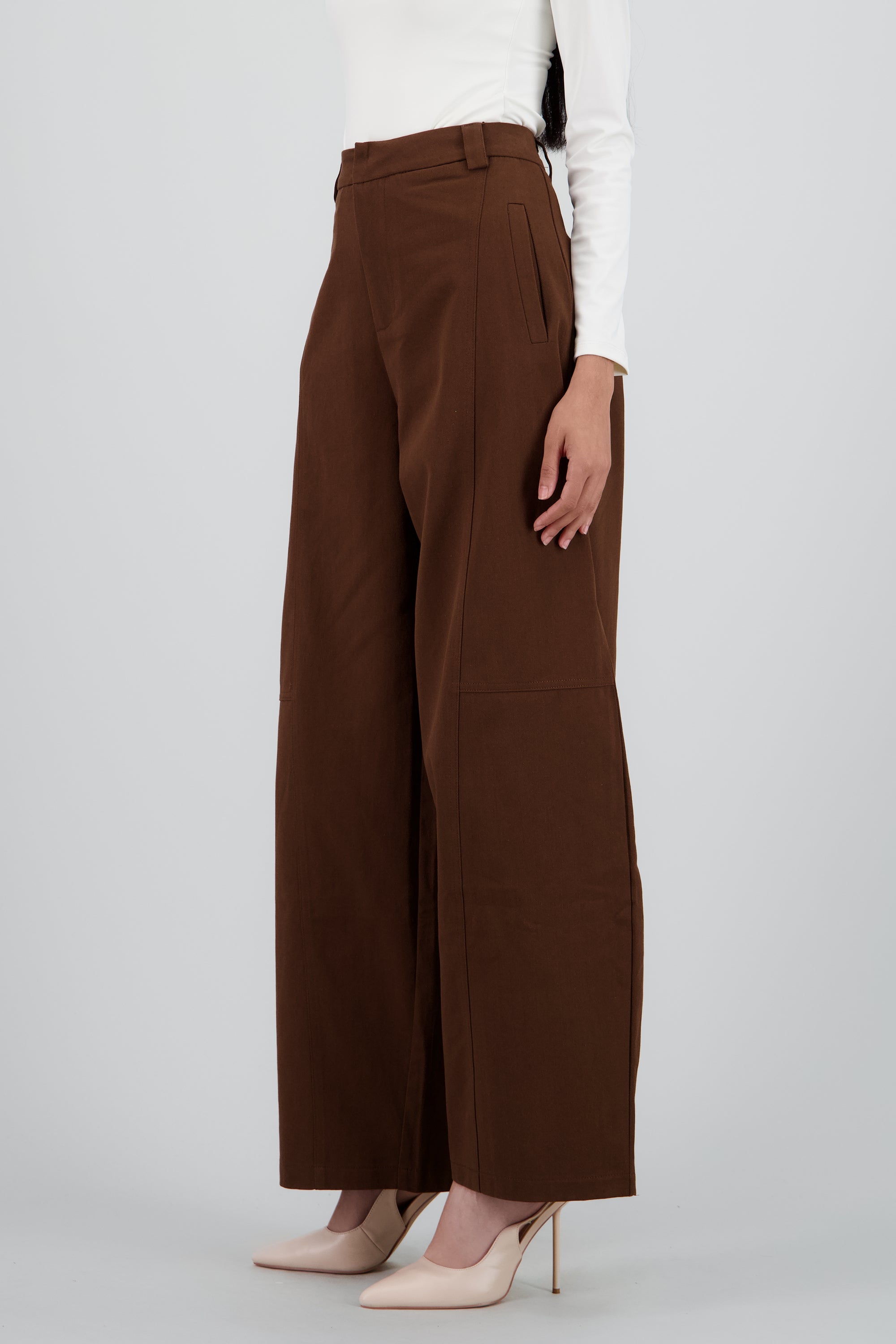 Pantalon amplio detalle pinza CHOCOLATE