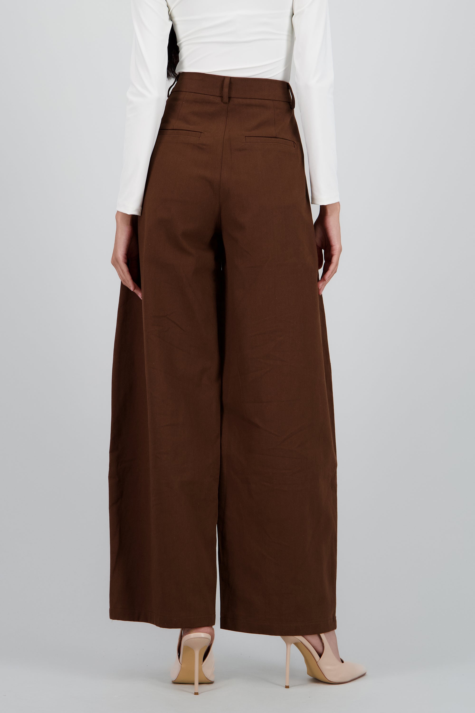Pantalon amplio detalle pinza CHOCOLATE