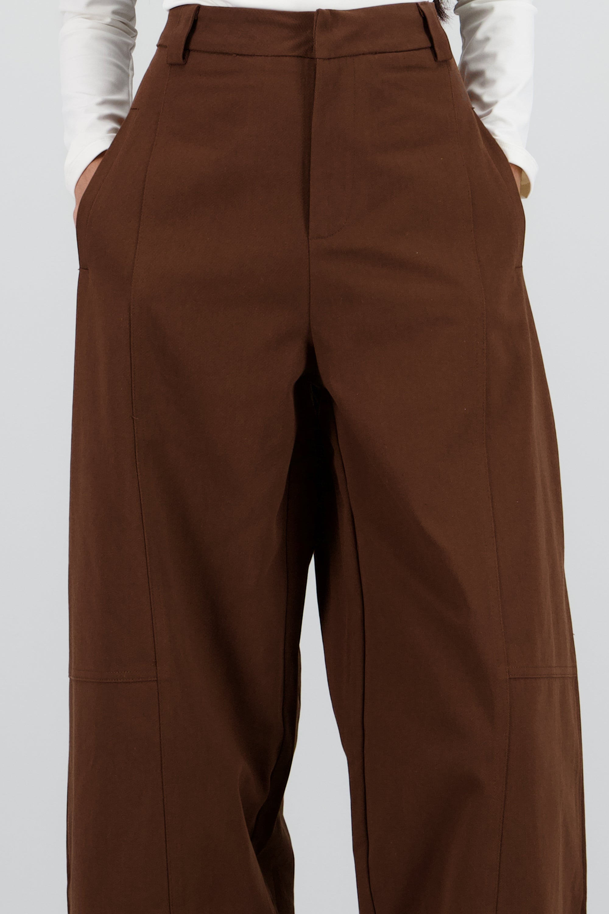Pantalon amplio detalle pinza CHOCOLATE