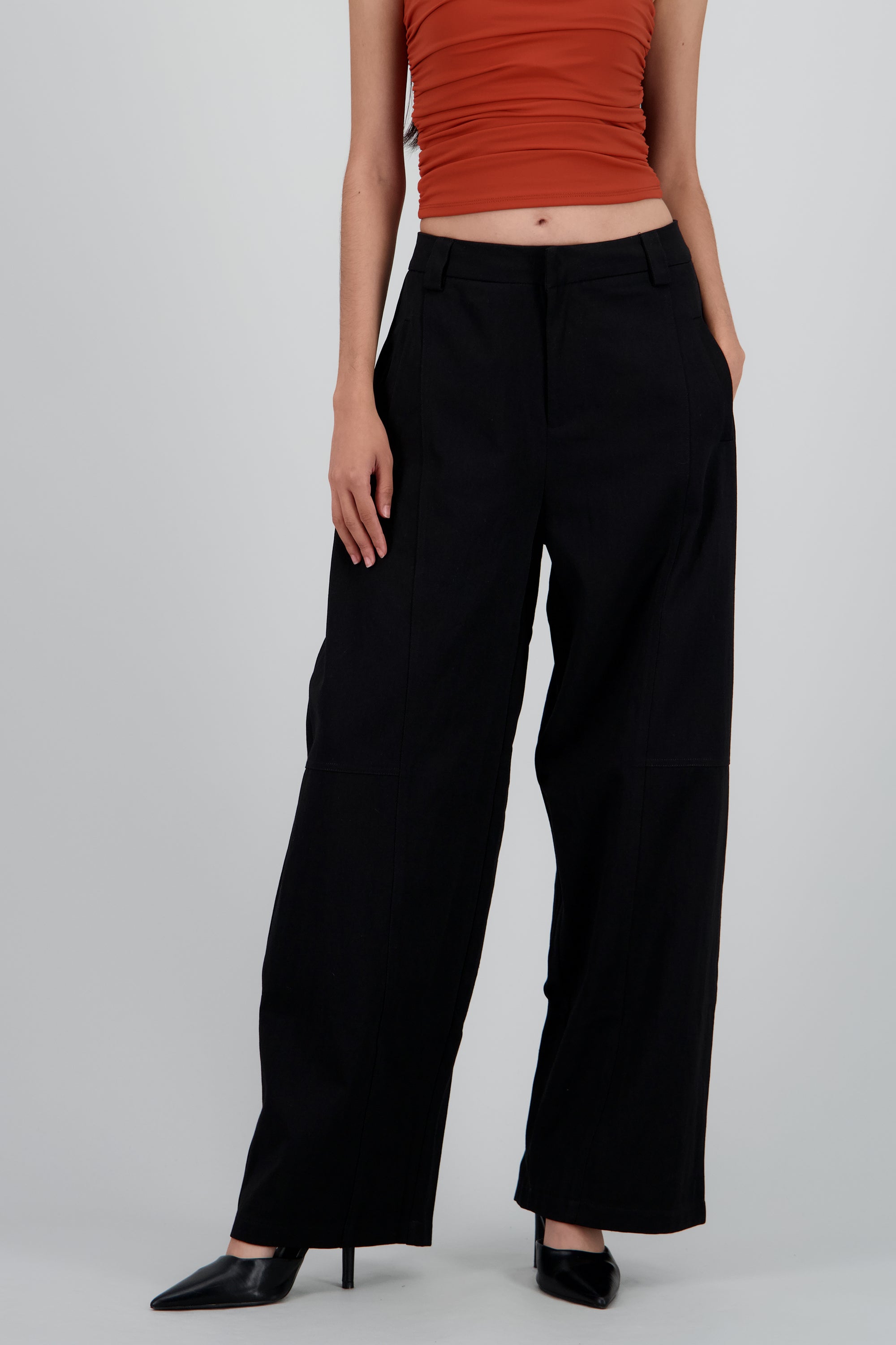 Pantalon amplio detalle pinza NEGRO