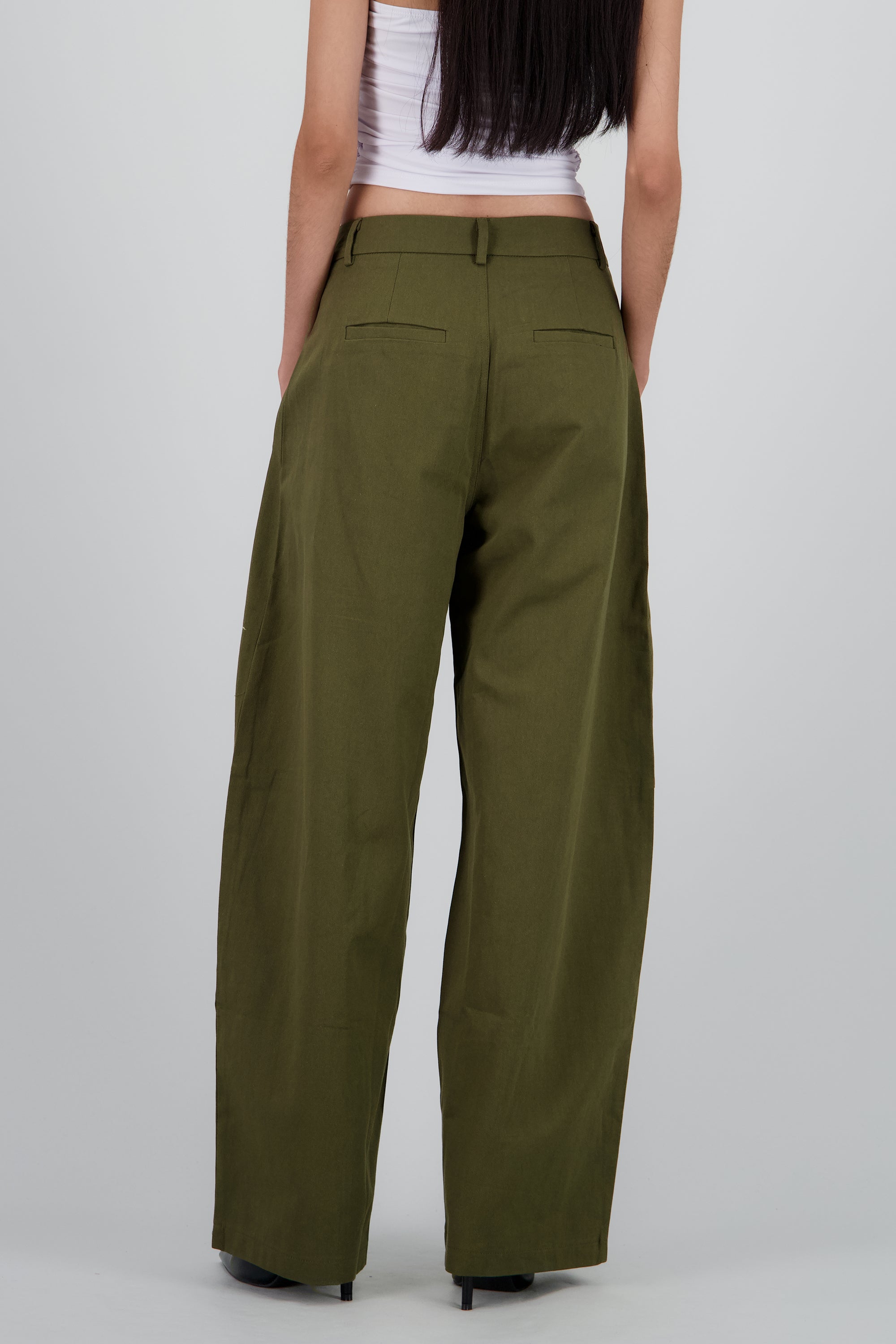 Pantalon amplio detalle pinza OLIVO