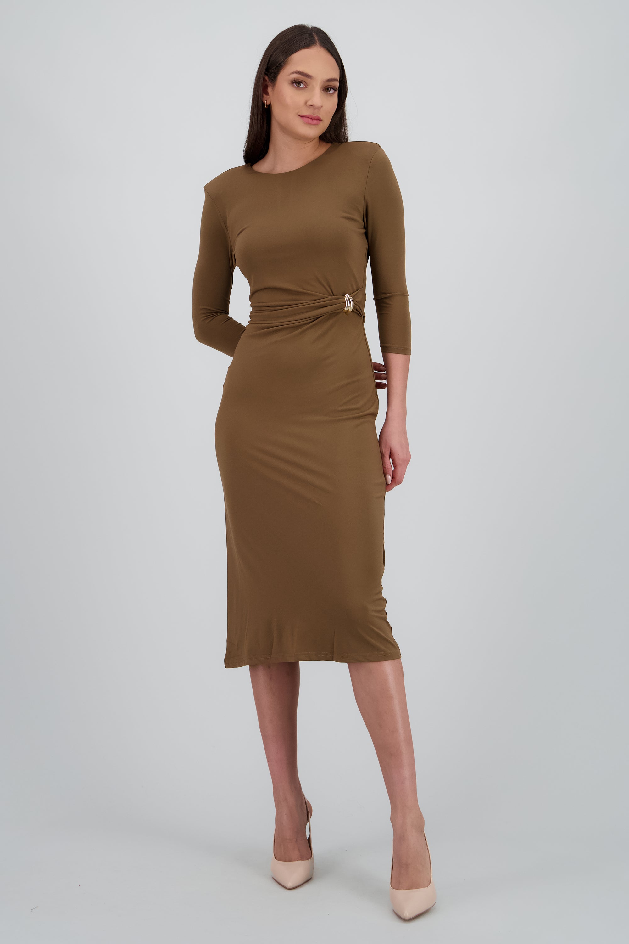 Vestido maxi sin manga detalle frunce CHOCOLATE