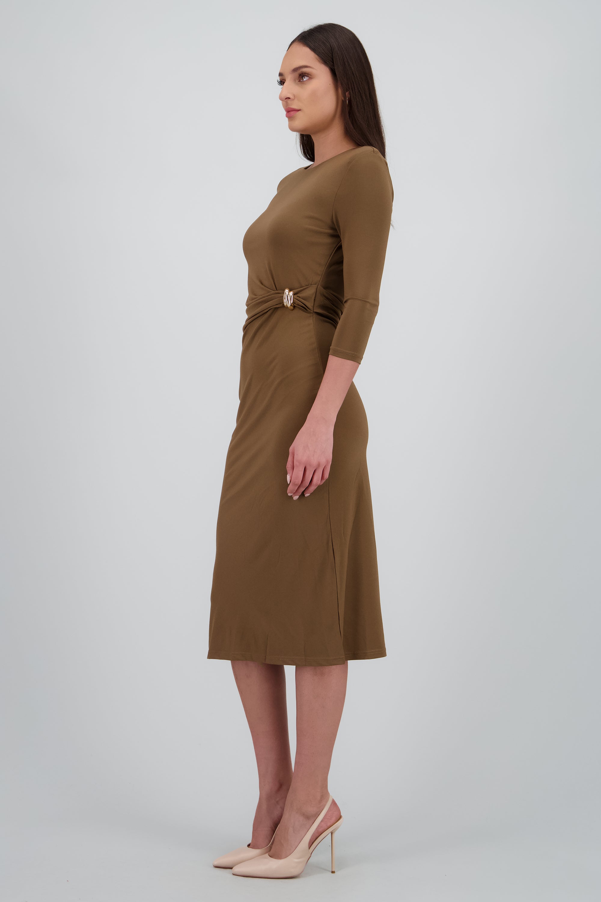 Vestido maxi sin manga detalle frunce CHOCOLATE
