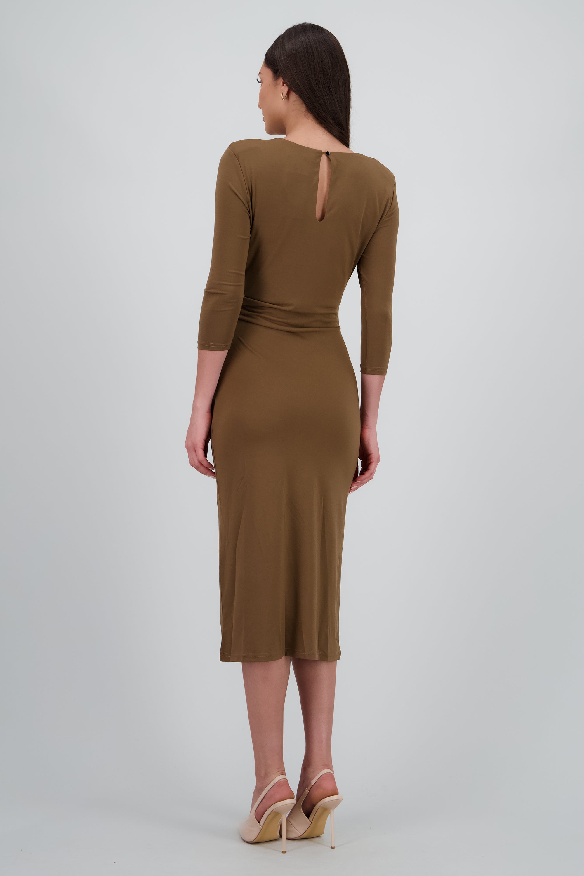 Vestido maxi sin manga detalle frunce CHOCOLATE