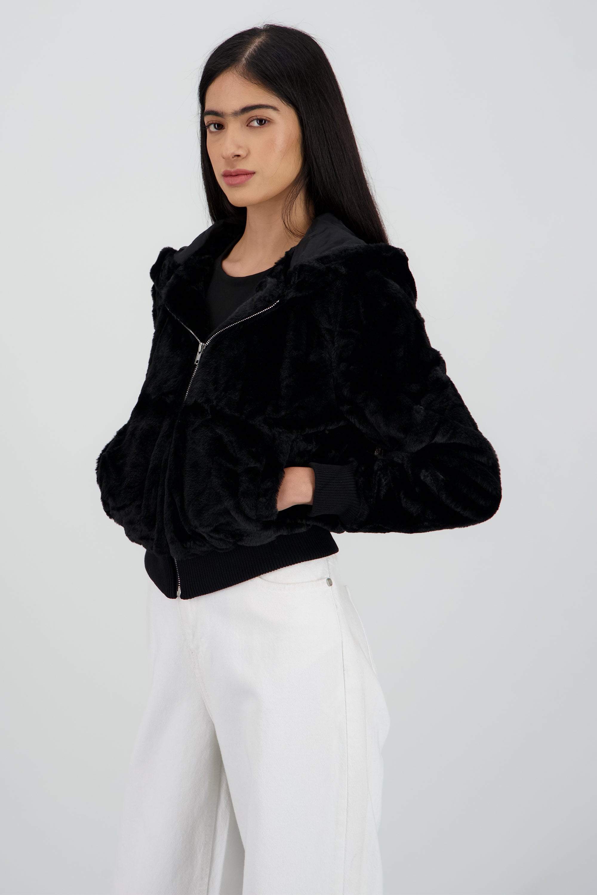 Chamarra pelo con gorro NEGRO