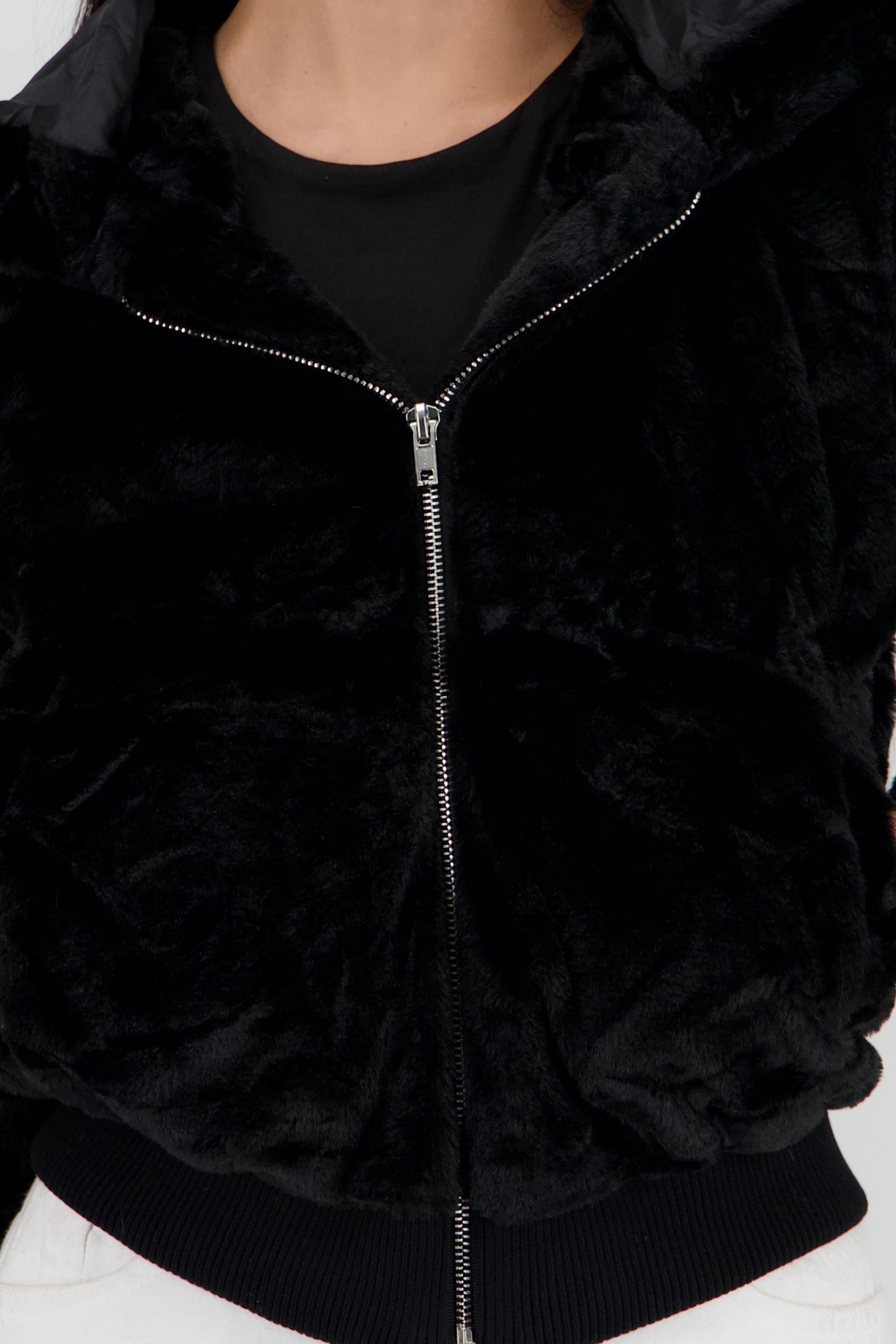 Chamarra pelo con gorro NEGRO