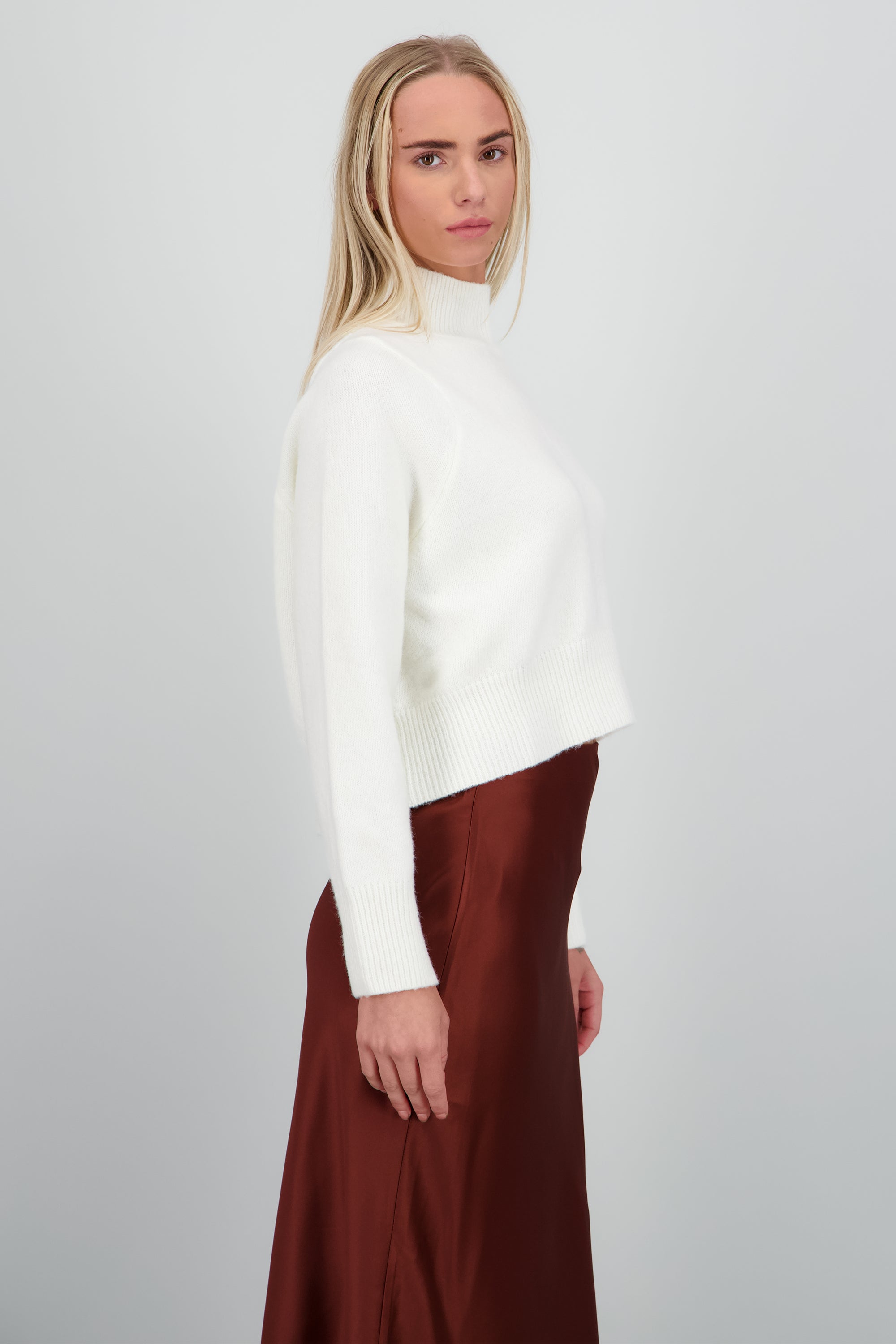 Sueter liso cuello alto BLANCO