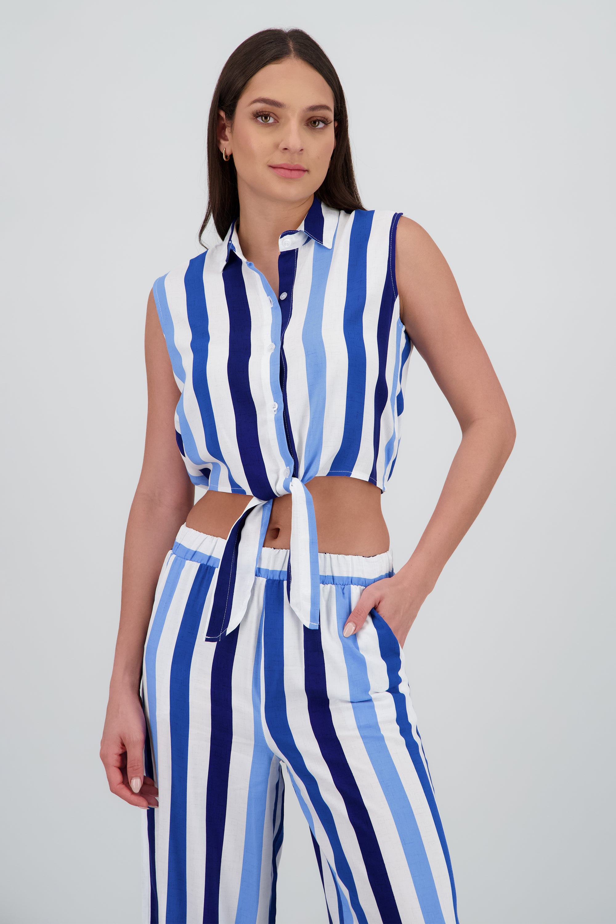 Blusa sin manga detalle nudo AZUL COMBO
