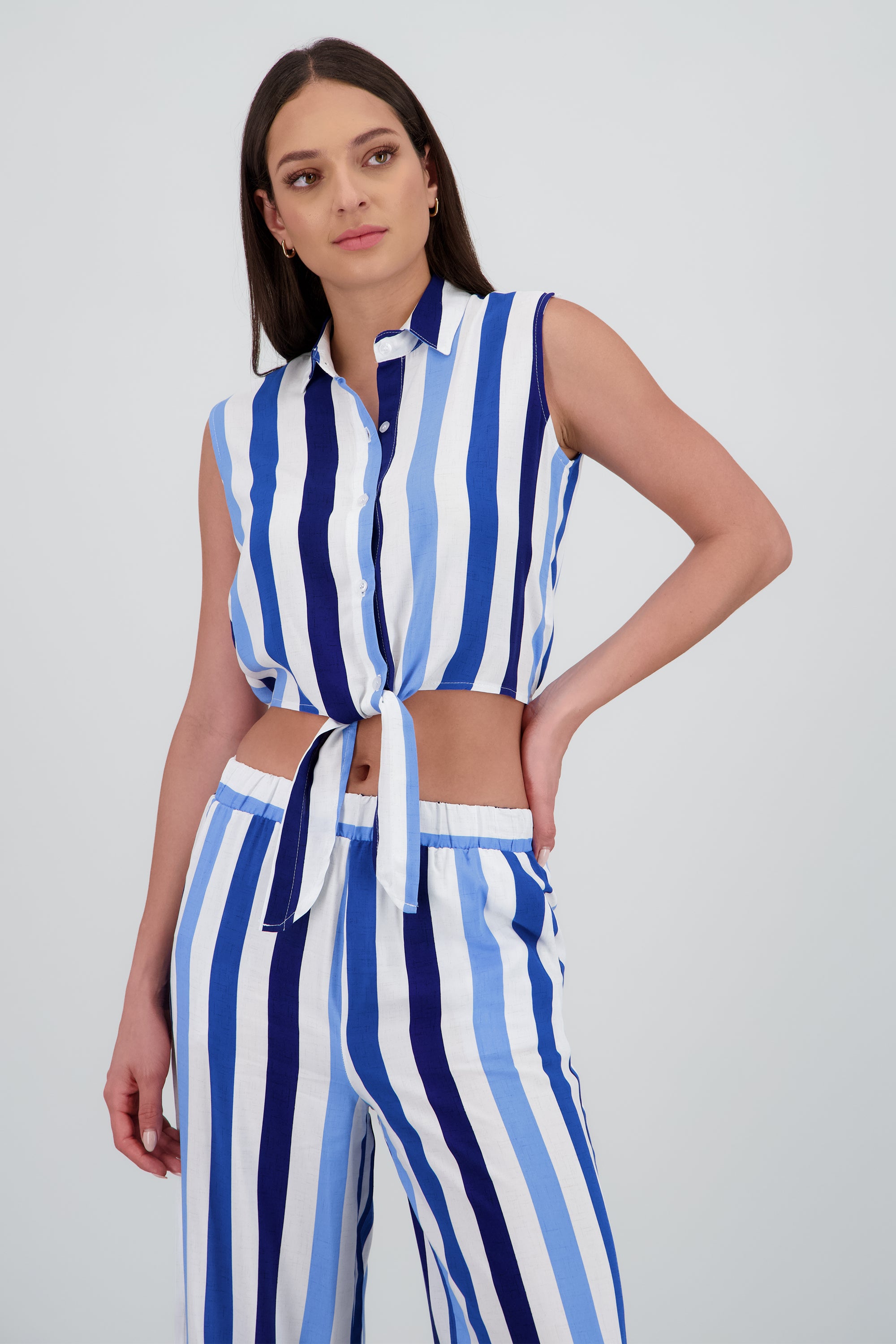 Blusa sin manga detalle nudo AZUL COMBO