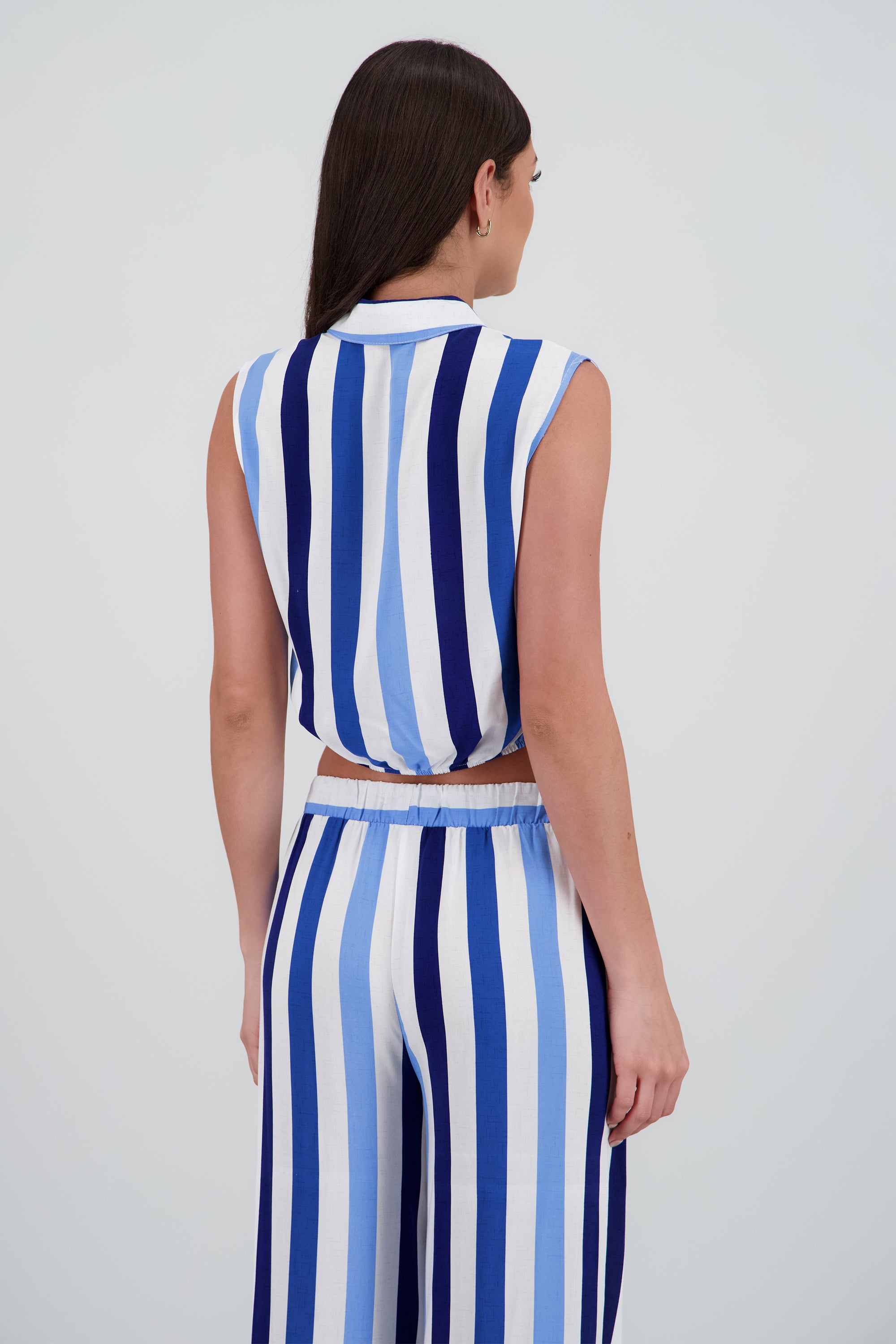 Blusa sin manga detalle nudo AZUL COMBO