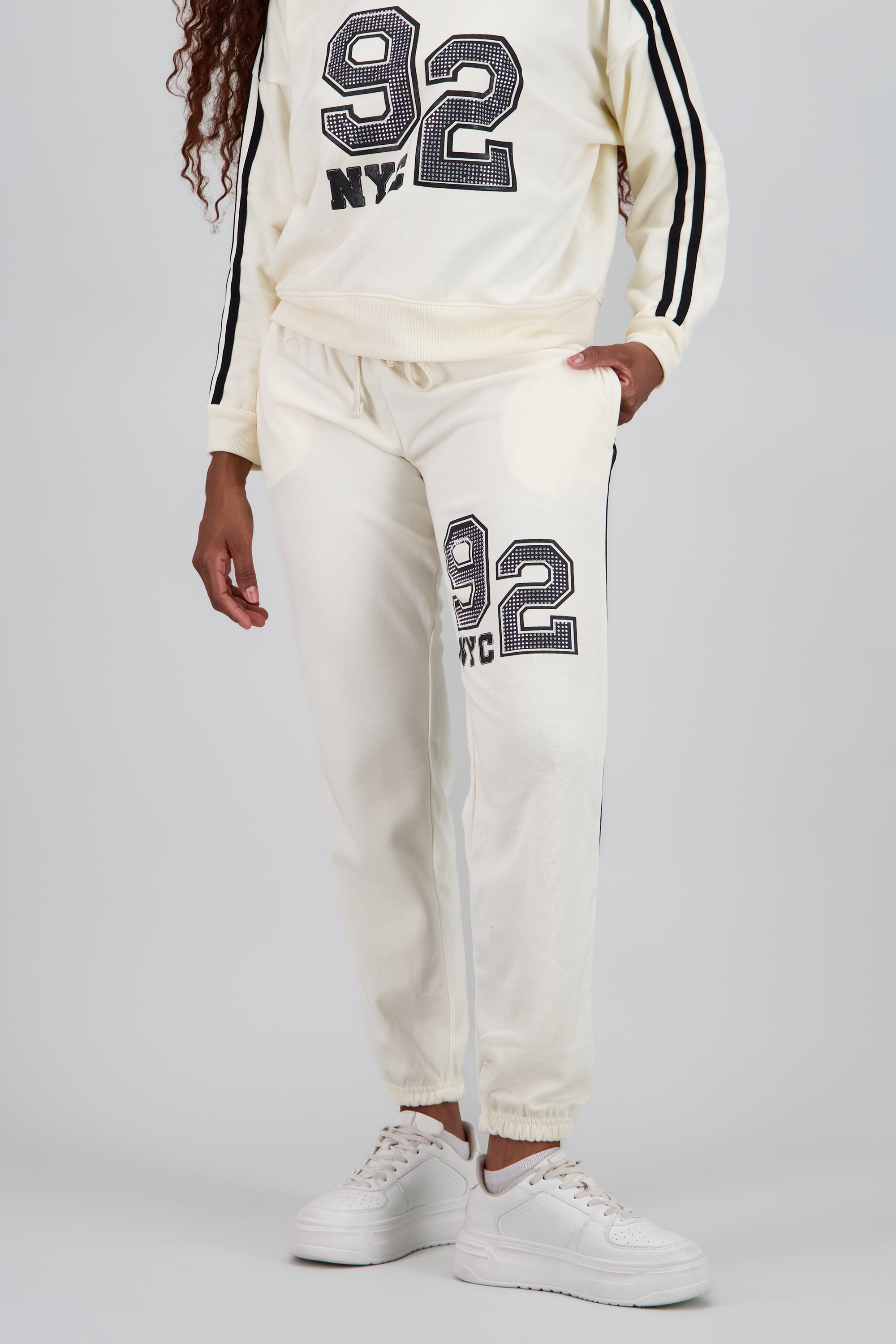 Pantalon jogger contraste detalle brillos CREMA