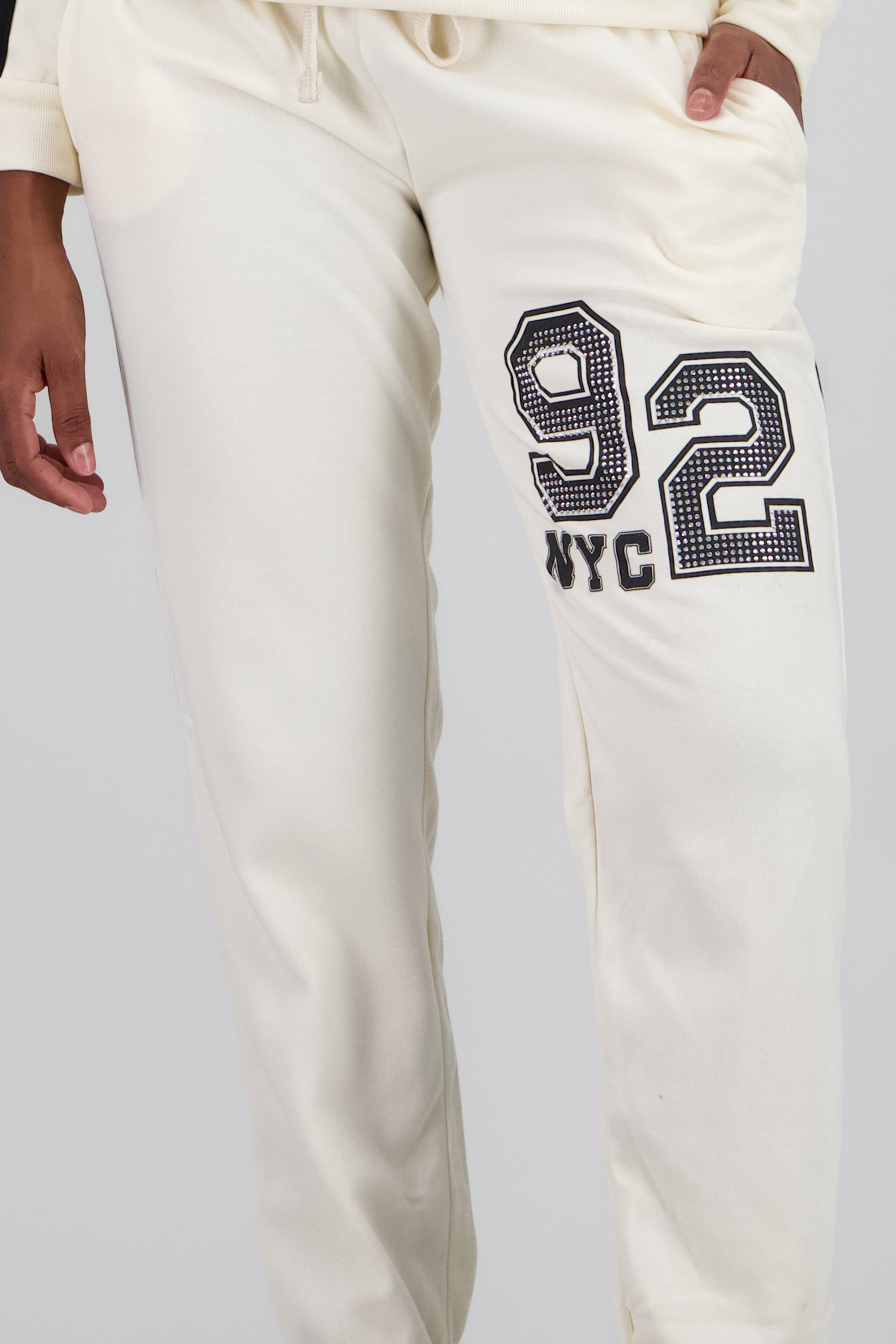 Pantalon jogger contraste detalle brillos CREMA
