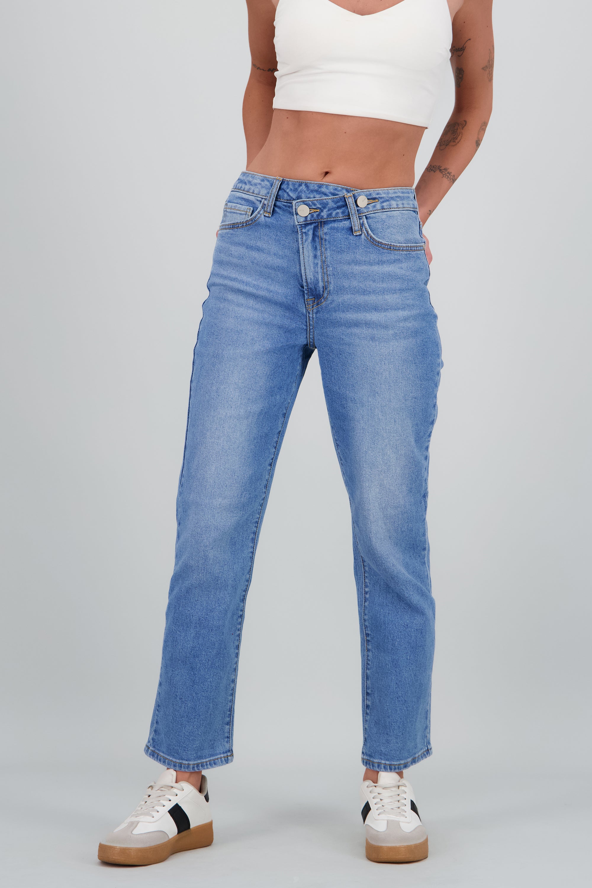 Jeans straight pretina cruzada LIGHT WASH
