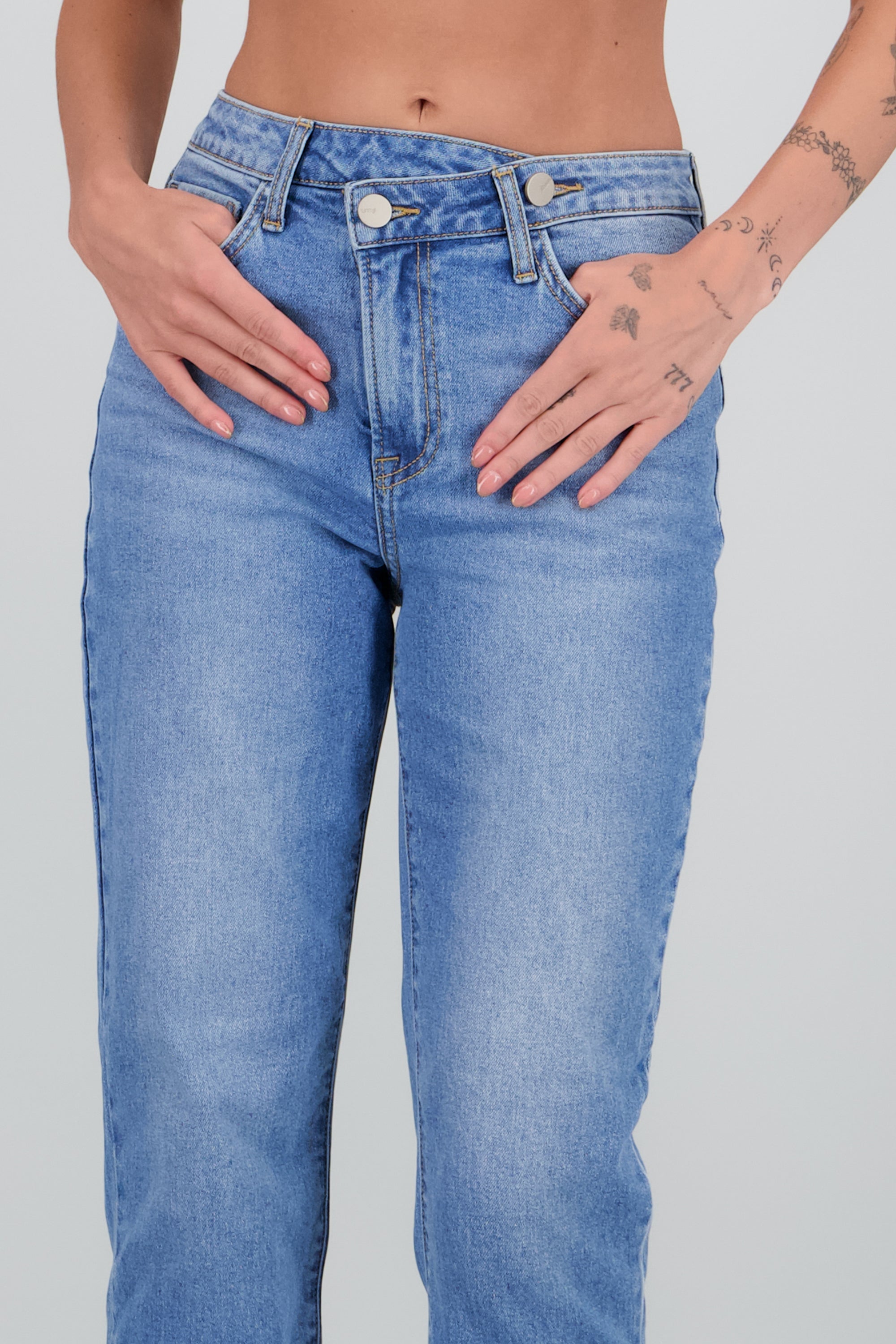 Jeans straight pretina cruzada LIGHT WASH