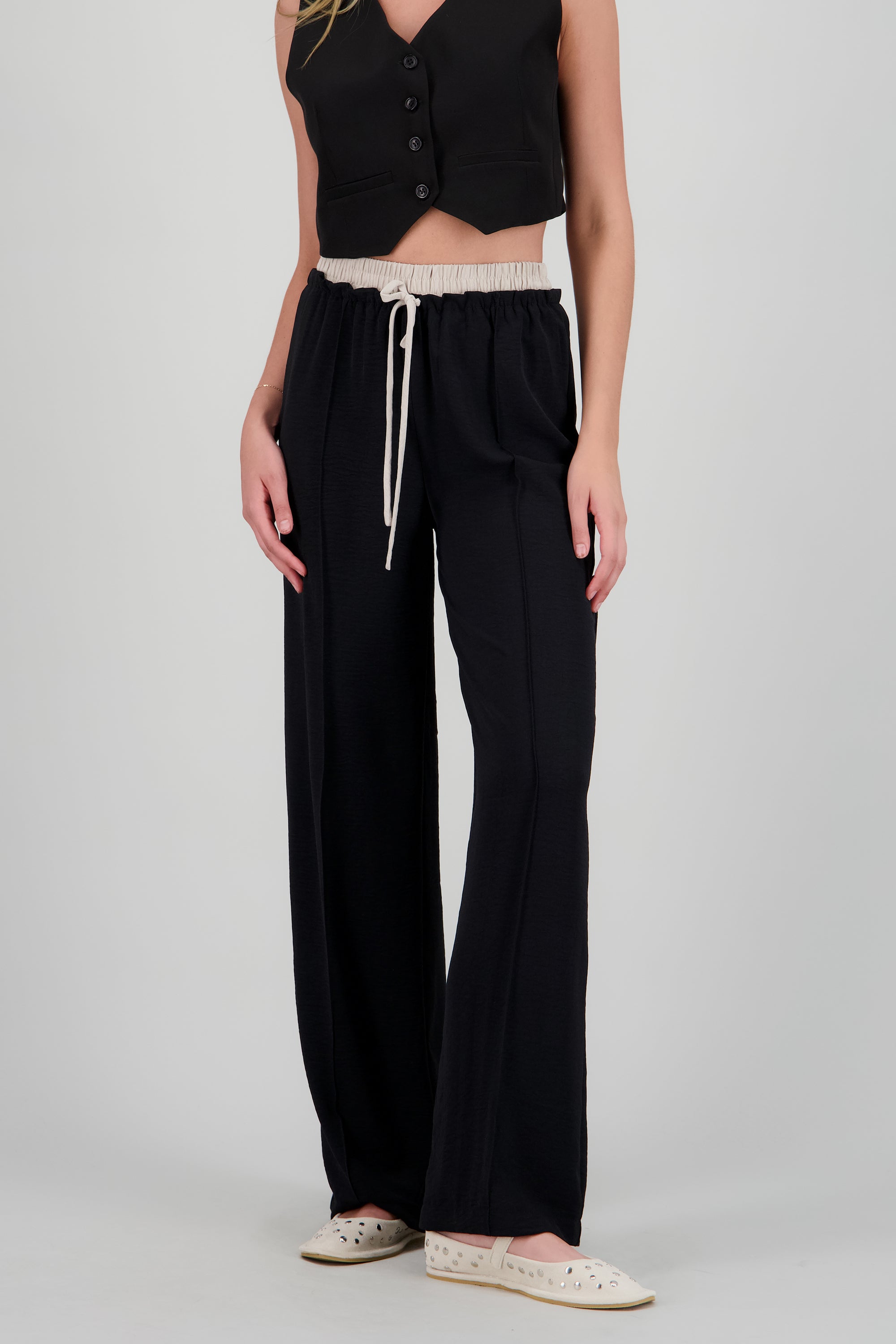 Pantalon ligero detalles contraste pretina hyps NEGRO COMBO