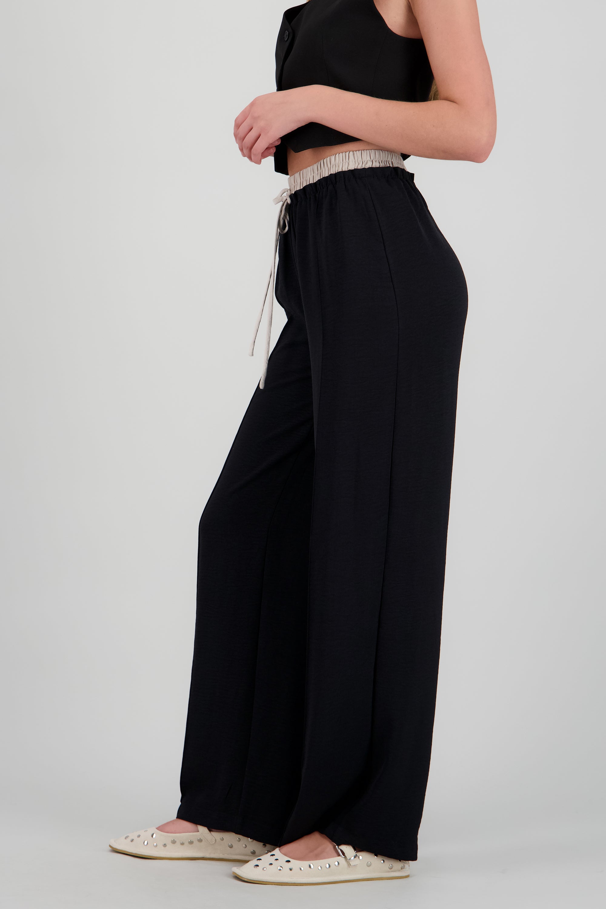 Pantalon ligero detalles contraste pretina hyps NEGRO COMBO