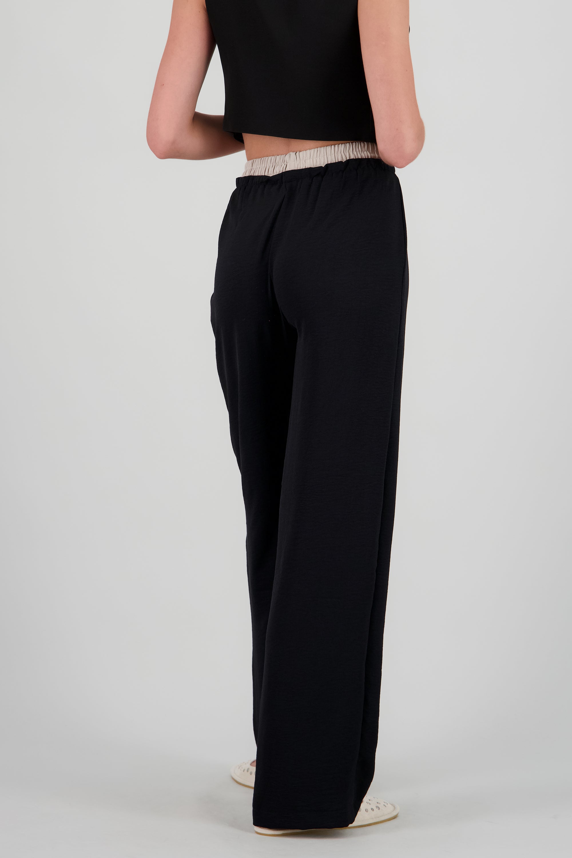 Pantalon ligero detalles contraste pretina hyps NEGRO COMBO