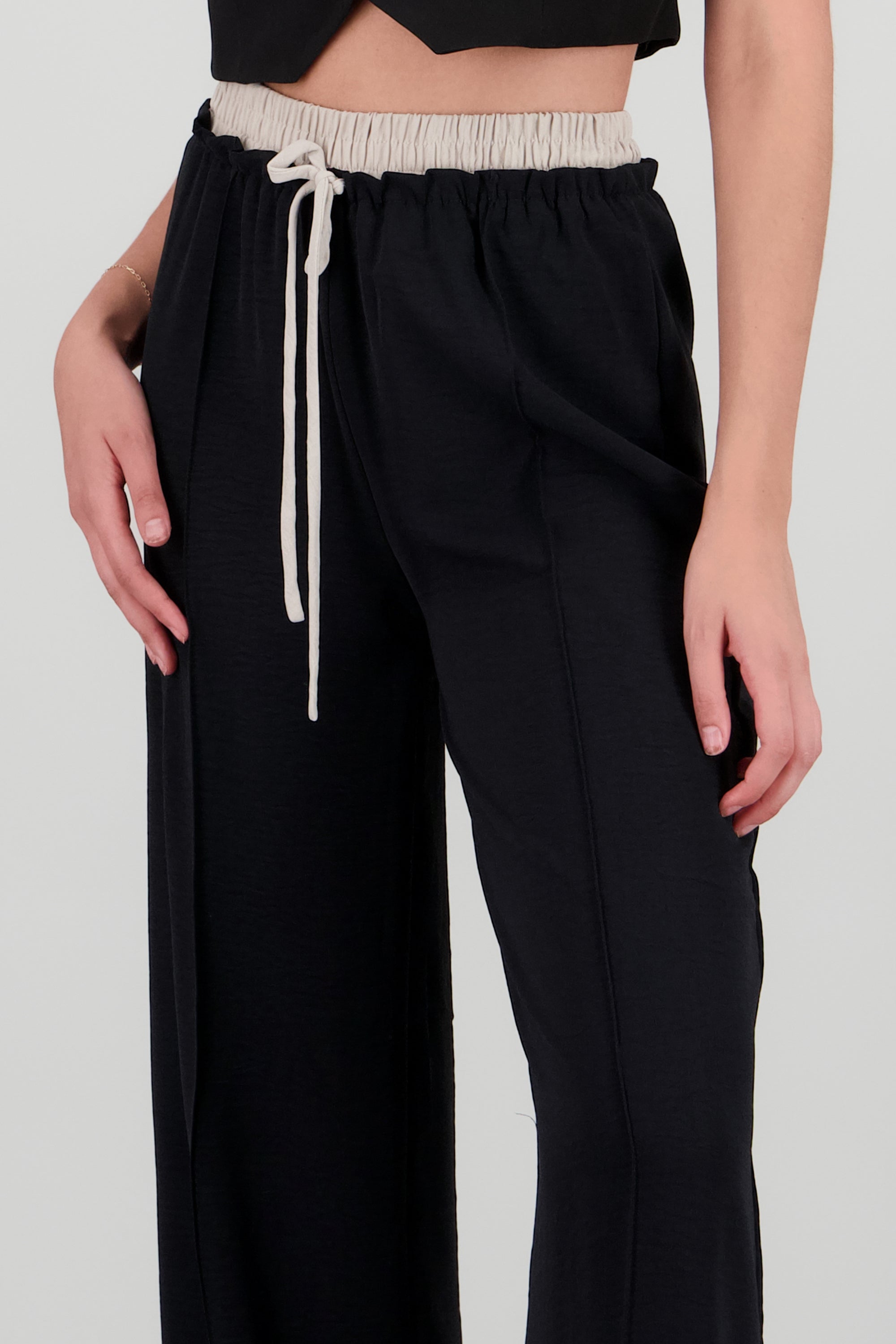 Pantalon ligero detalles contraste pretina hyps NEGRO COMBO