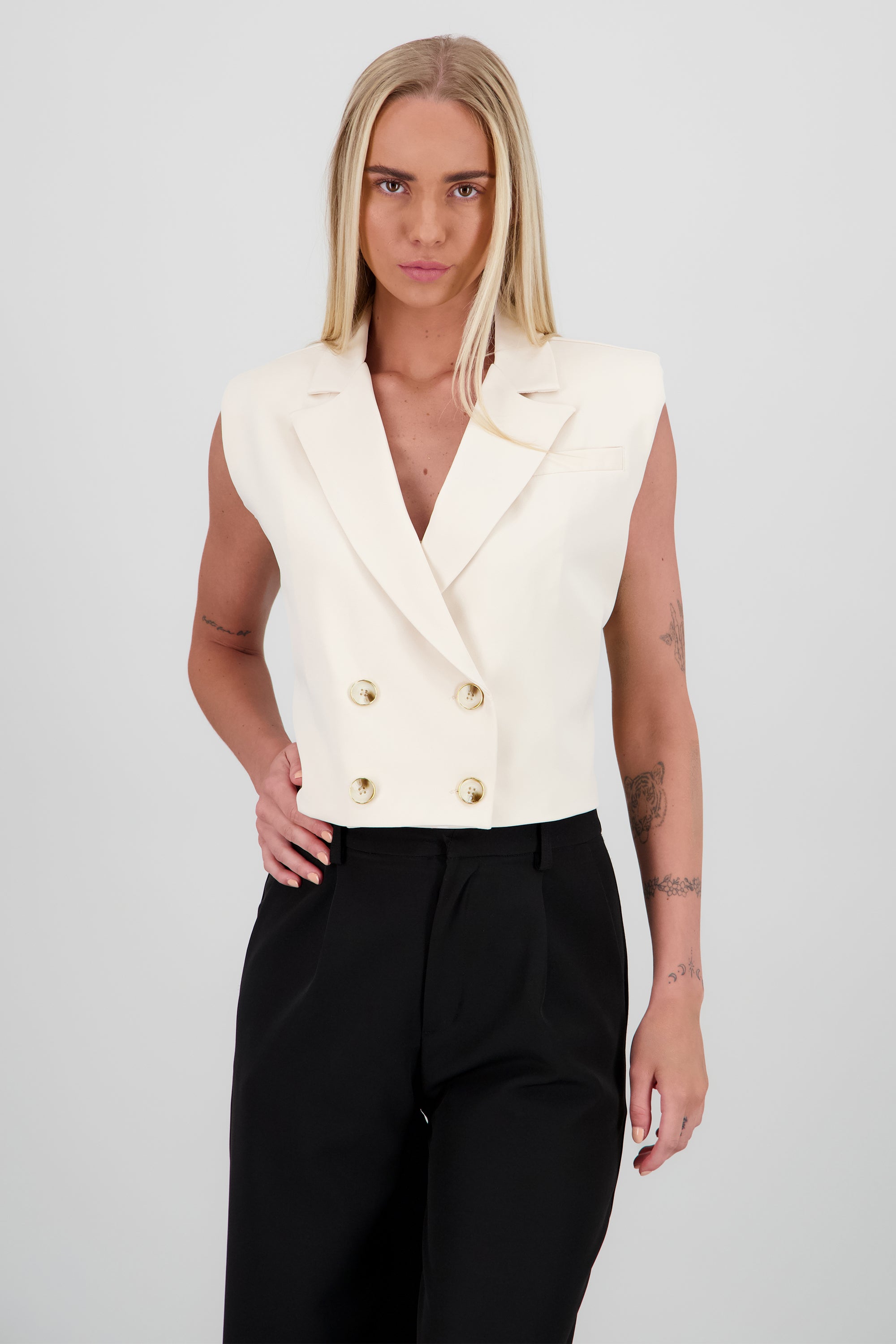 Chaleco crop detalle hombrera CREMA