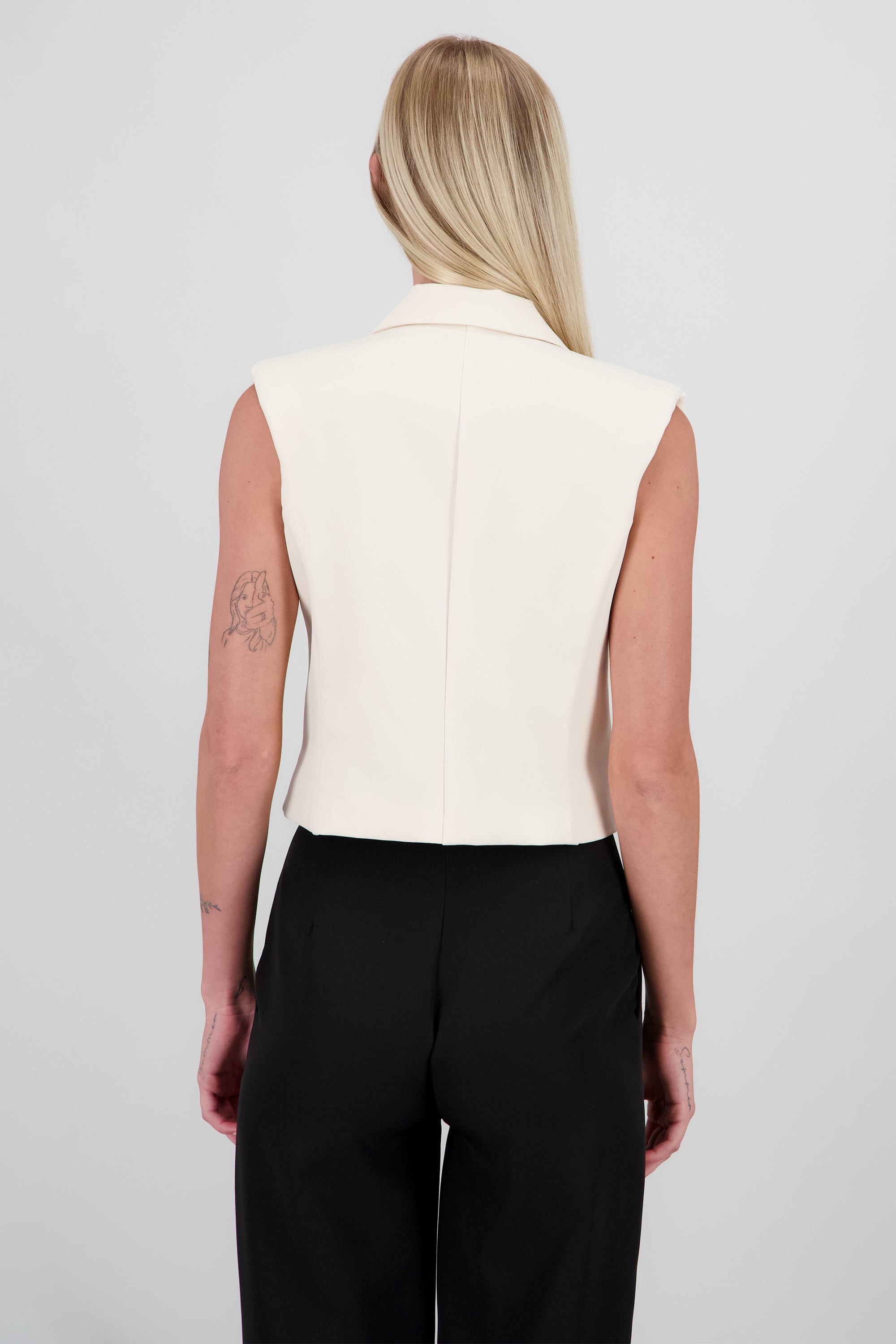 Chaleco crop detalle hombrera CREMA