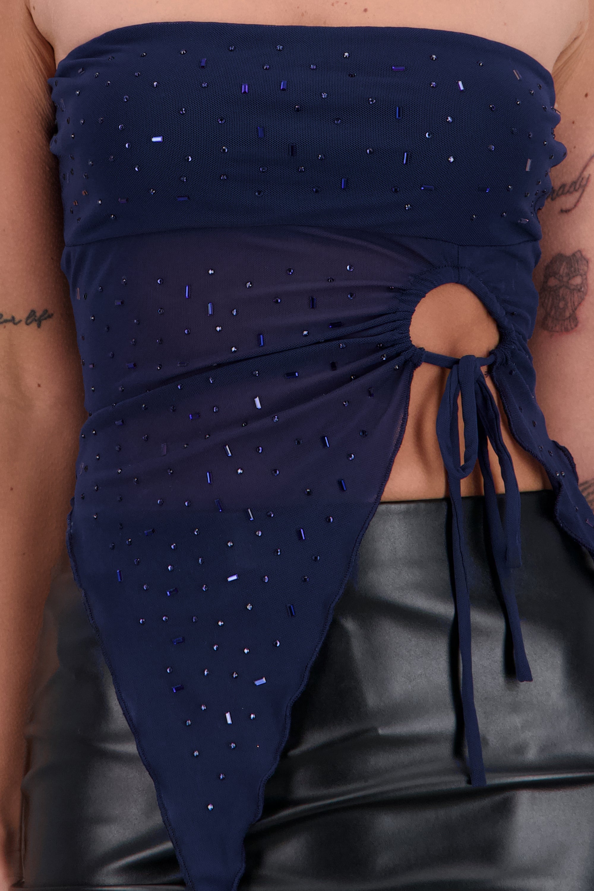 Top bandeau asimetrico con brillos MARINO