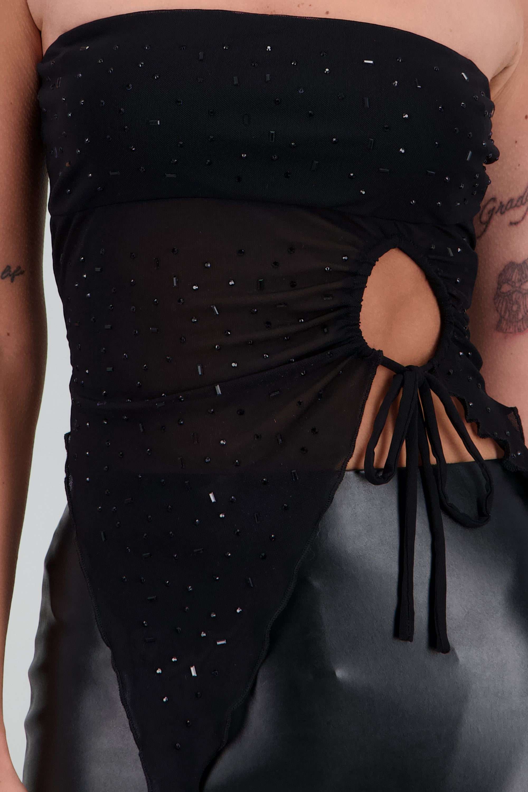 Top bandeau asimetrico con brillos NEGRO