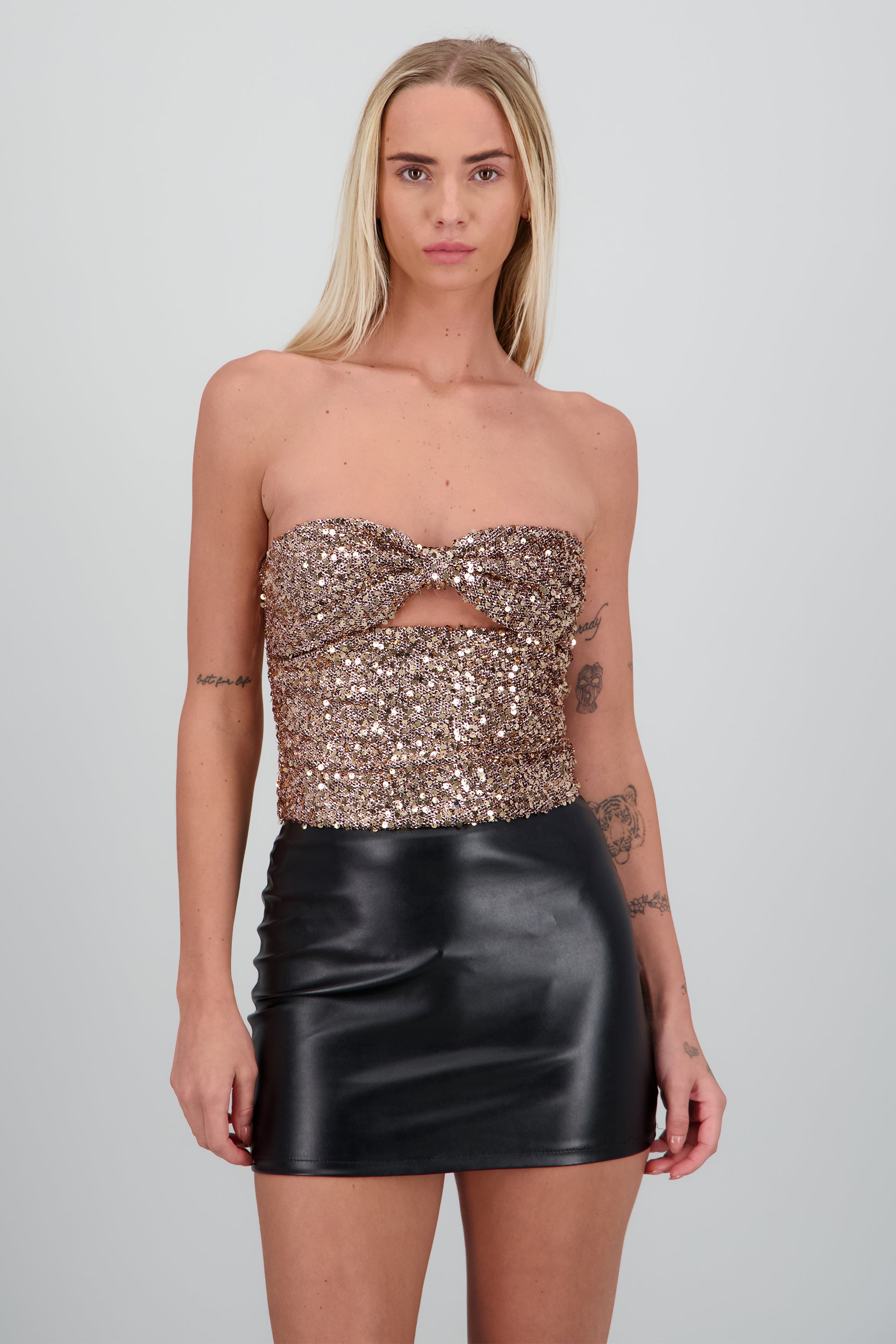 Top bandeau lentejuelas escote nudo con cut outs COBRE