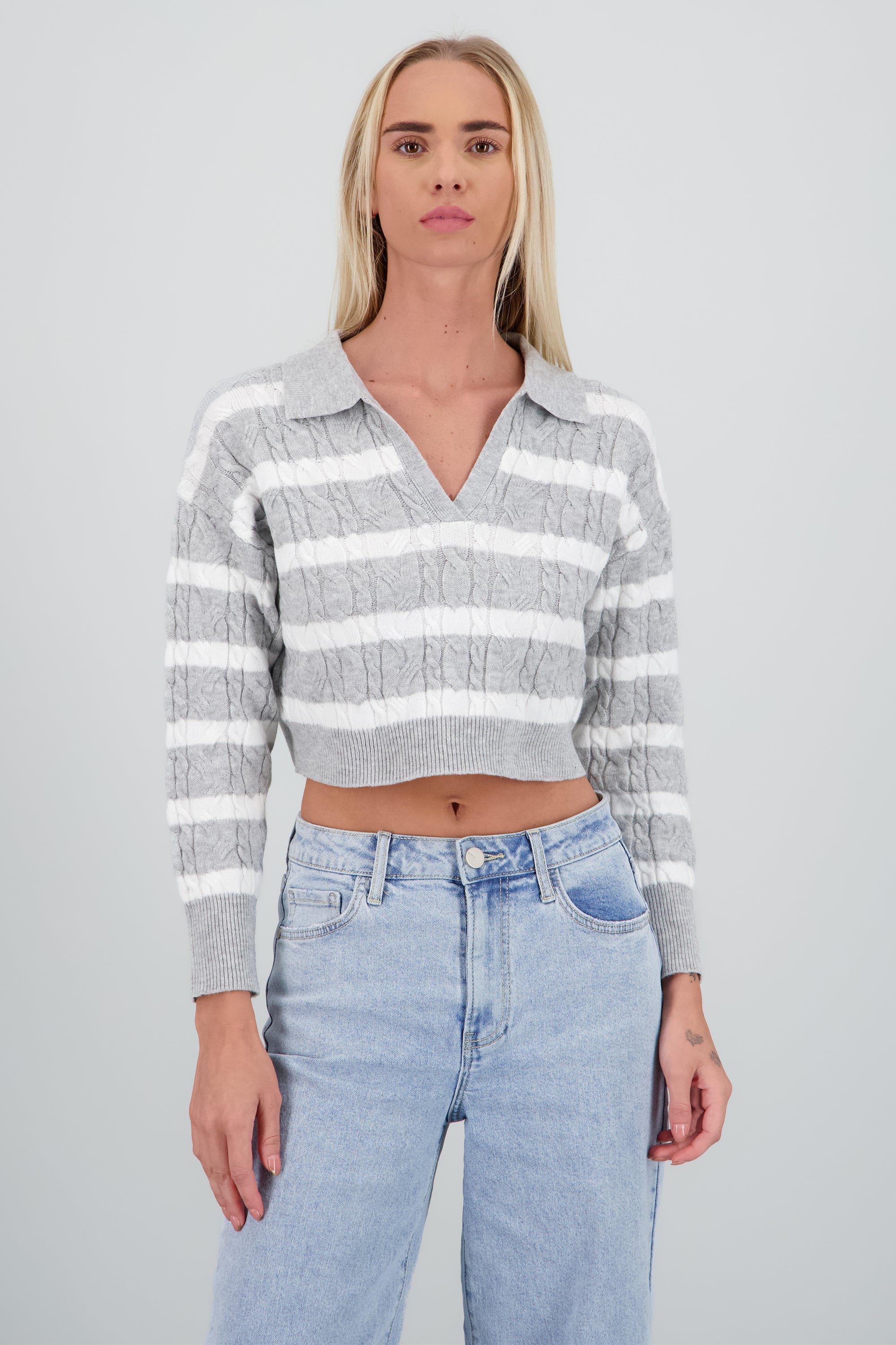 Sueter cuello polo trenzado patron rayas GRIS COMBO