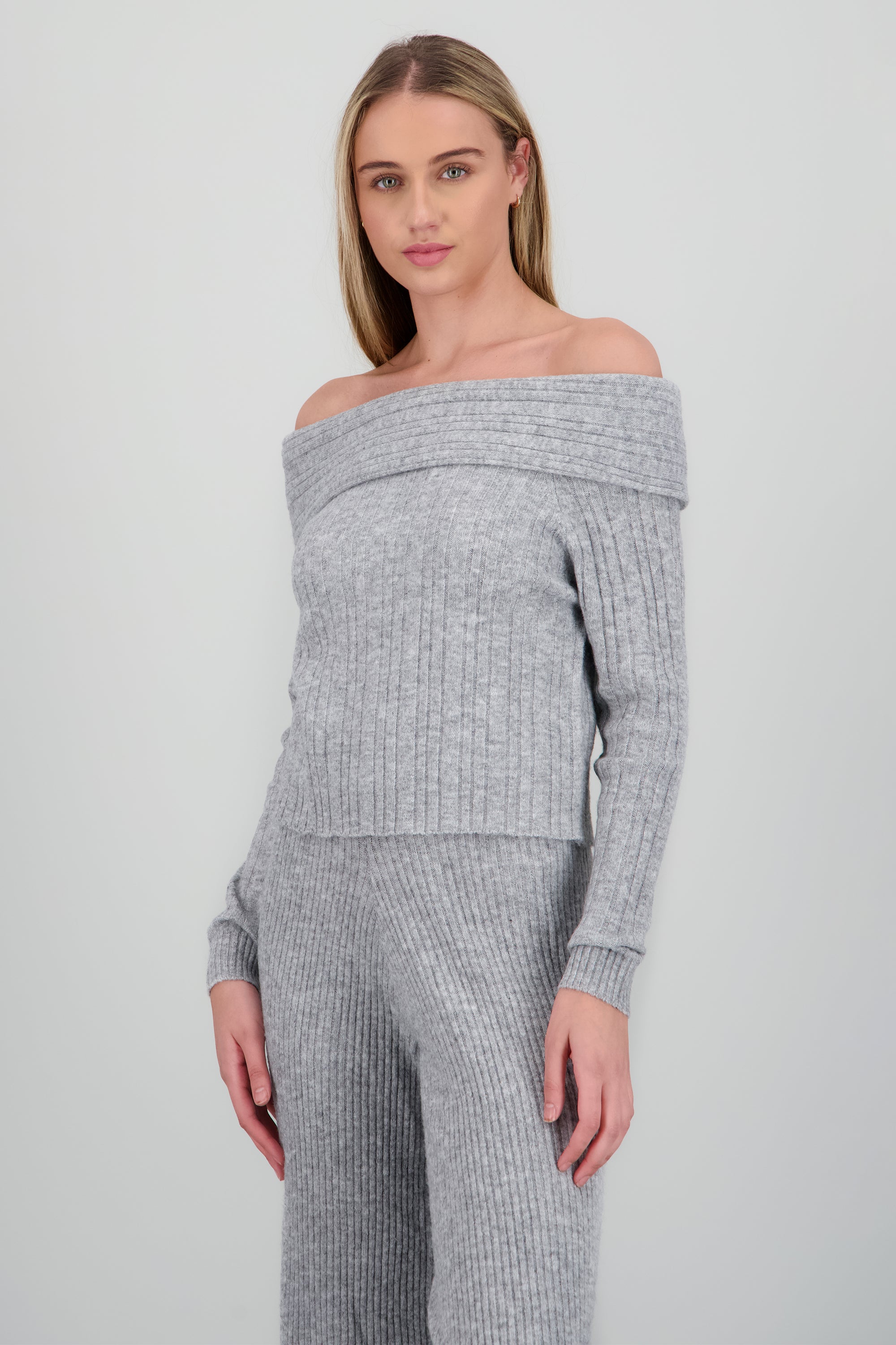 Sueter hombros descubiertos confort fit GRIS