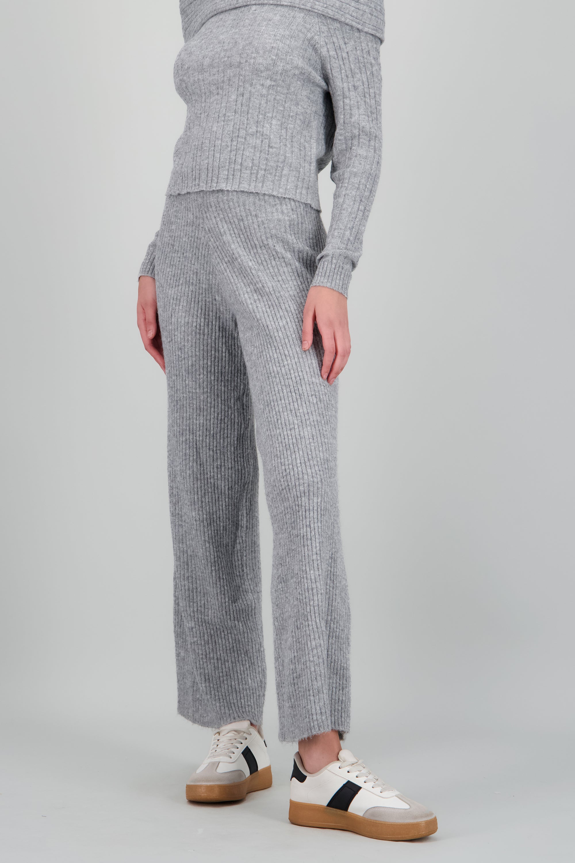 Pantalones tejidos confort fit GRIS