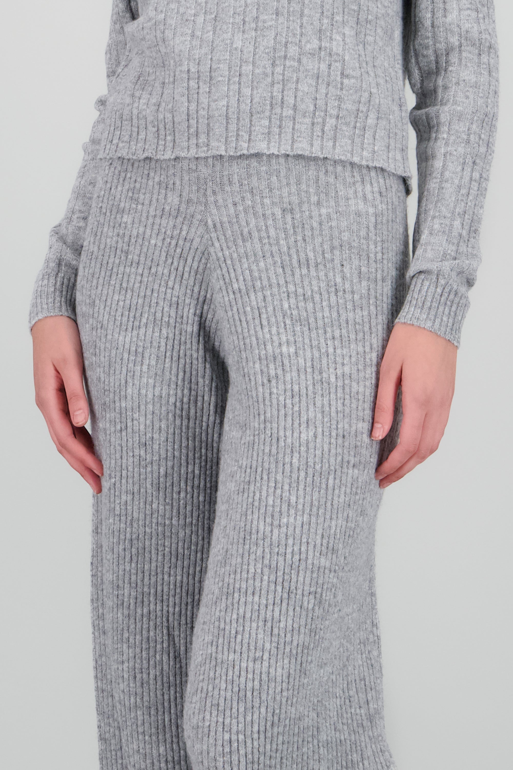 Pantalones tejidos confort fit GRIS