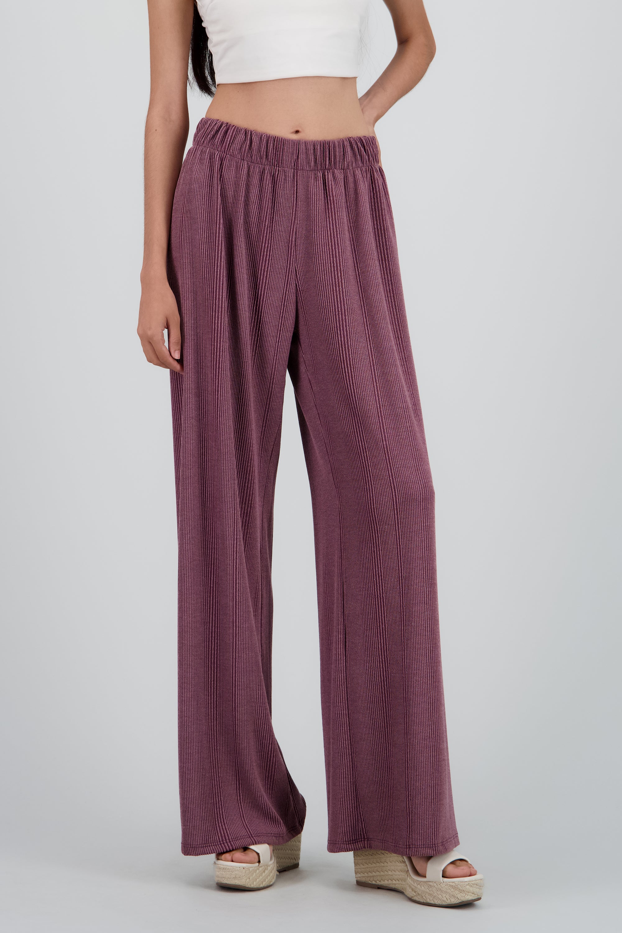 Pantalon amplio detalle textura CIRUELA